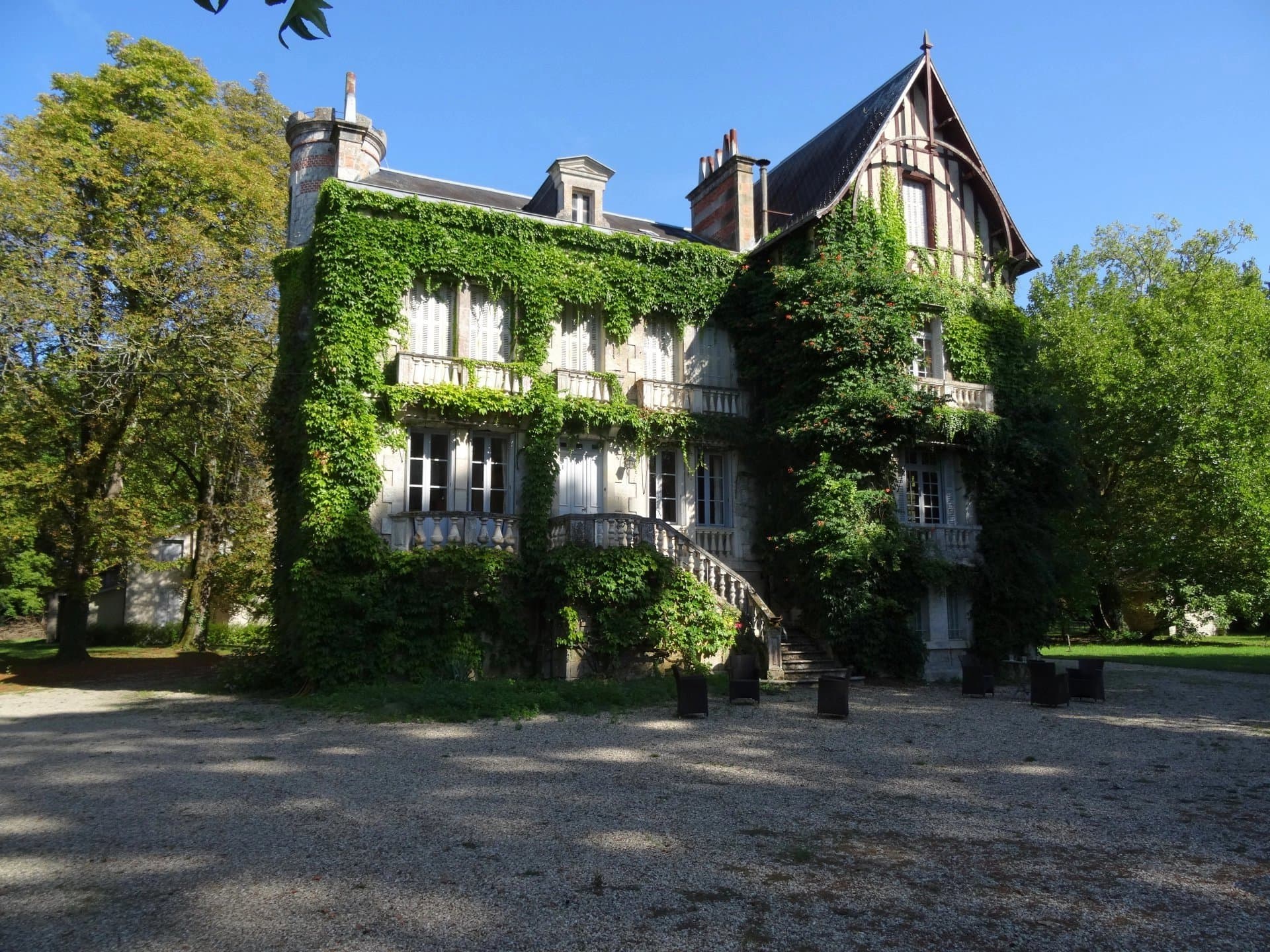 Beautiful manor house in wonderful setting