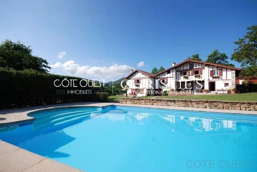 Character house with swimming pool and tennis court in Urrugne