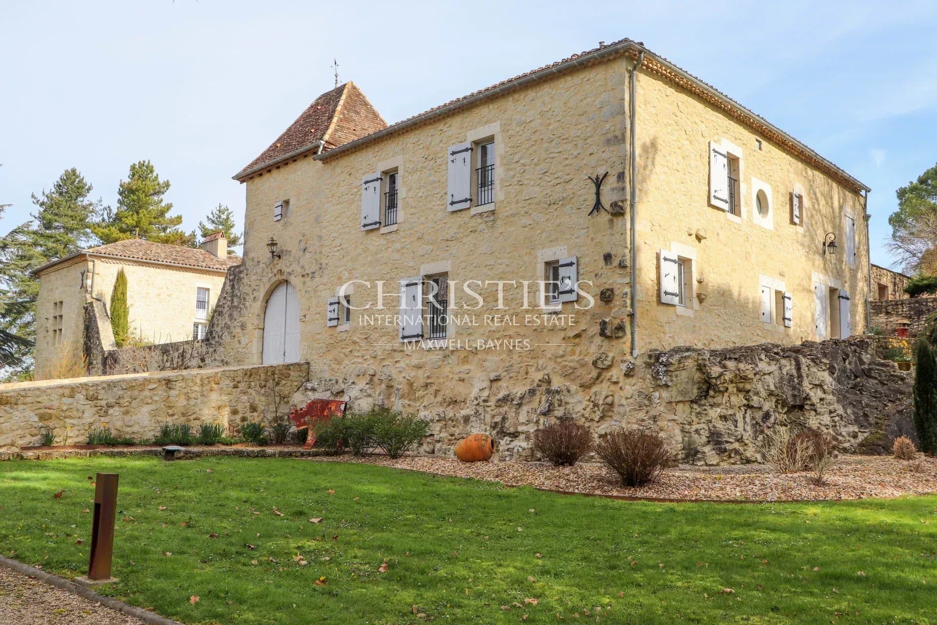 Chateau & cottage with swimming pool, between Bergerac & Bordeaux