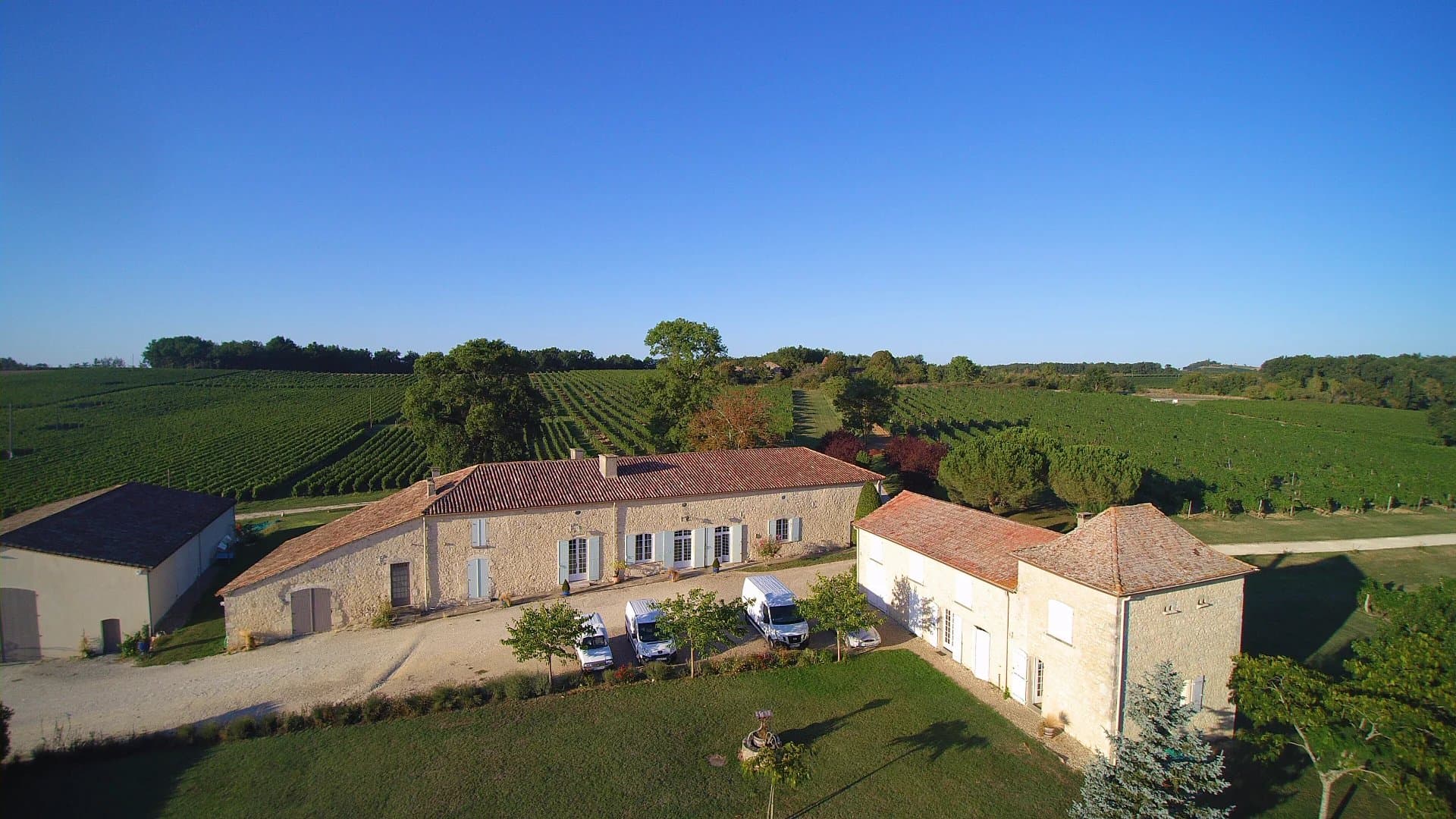 Maison de Ferme Bergerac entourée de vignes