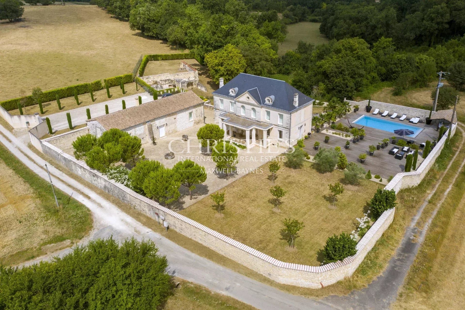 White dream in Charente, beautiful 19th century property