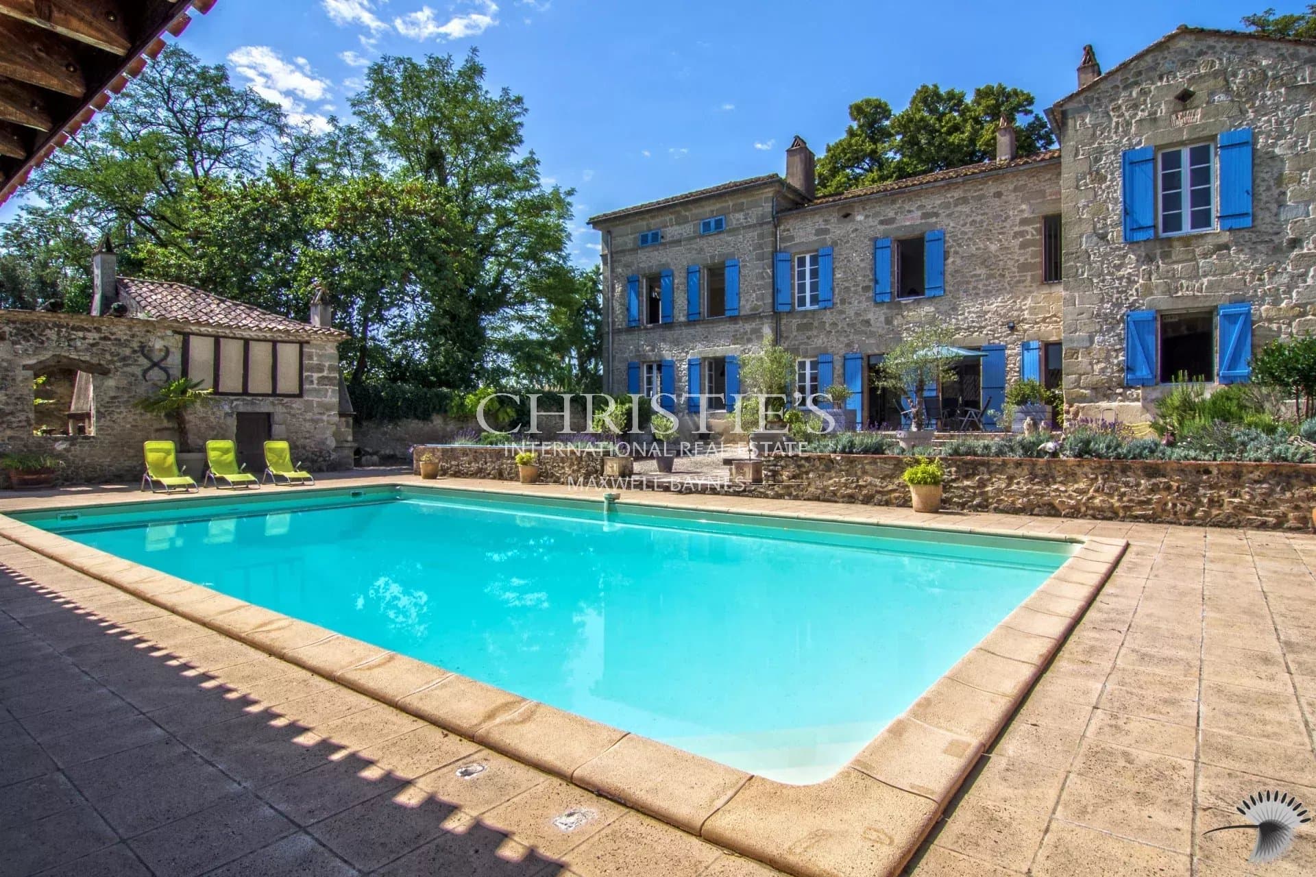For sale, striking & expansive Chateau with 4 gites and swimming pools near Eymet