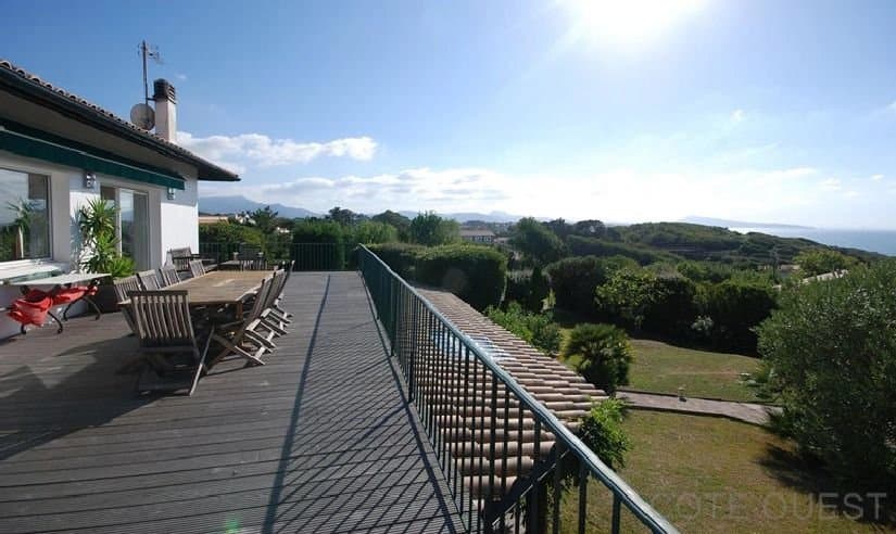 GUETARY, HOUSE FOR SALE WITH SEA AND MOUNTAIN VIEWS, IN WALKING DISTANCE OF BEACH AND TOWN CENTER