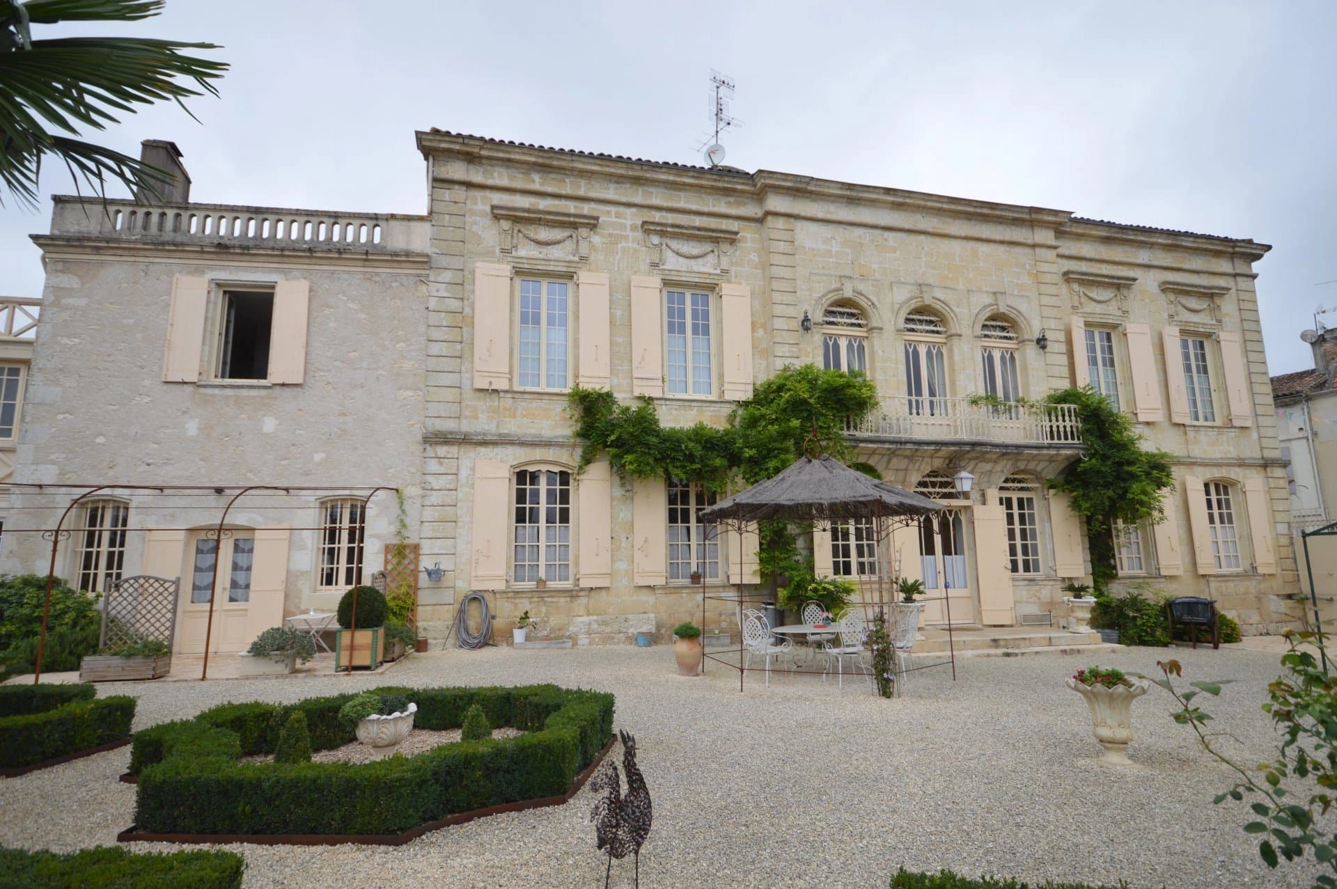Historic Riverside Mansion with Indoor Pool and Gite