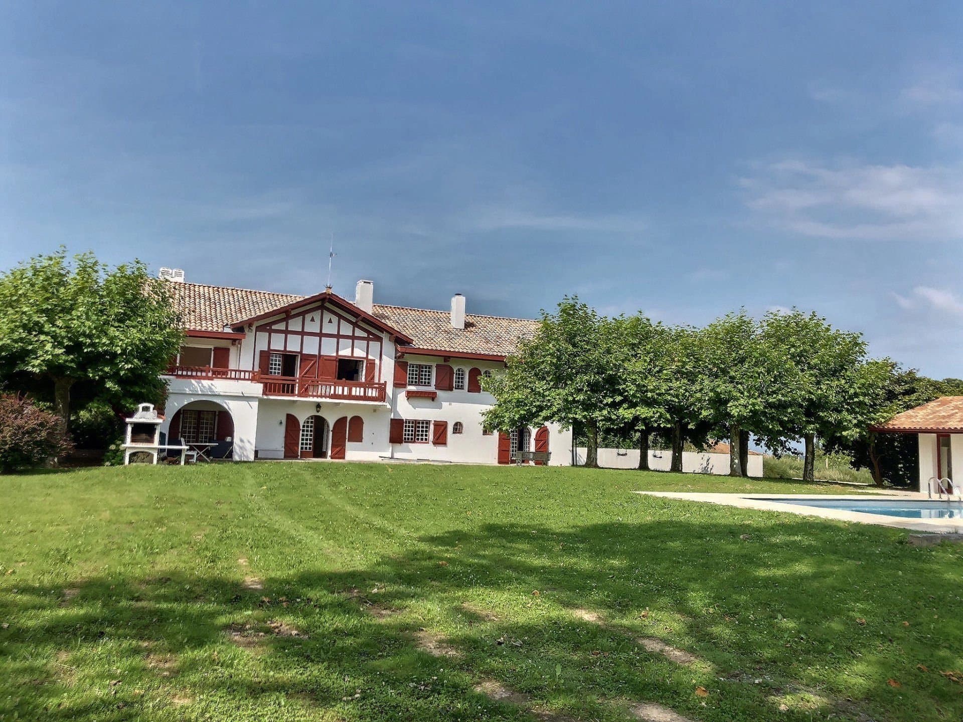 A VENDRE PROCHE SAINT JEAN DE LUZ FERME 17E AVEC TERRAIN DE 8000 M²