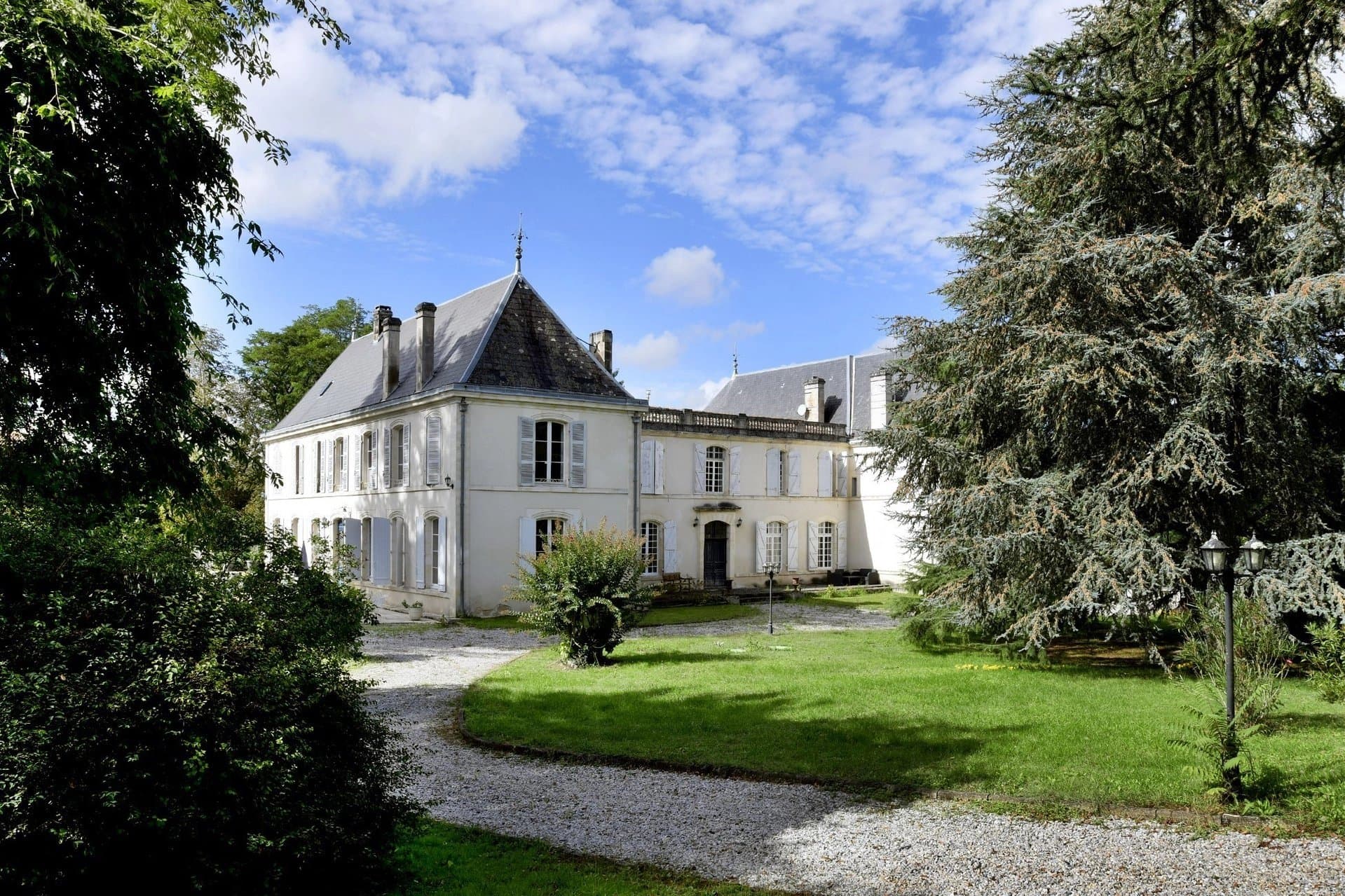 Beautiful 18th century château at the gateway of Angoulême