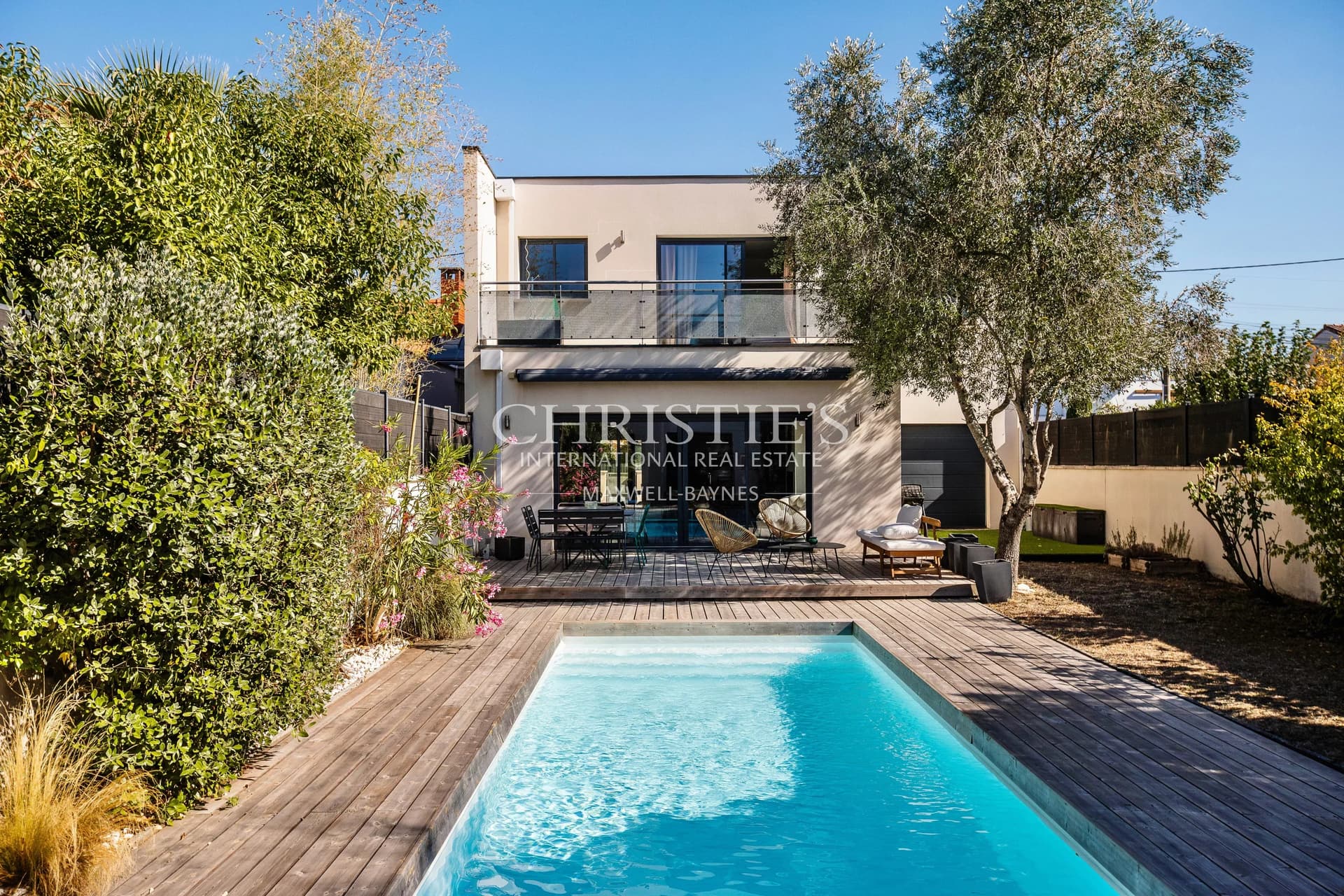 Bordeaux Caudéran – Elegant Family Home – Landscaped Garden – Swimming Pool – Garage