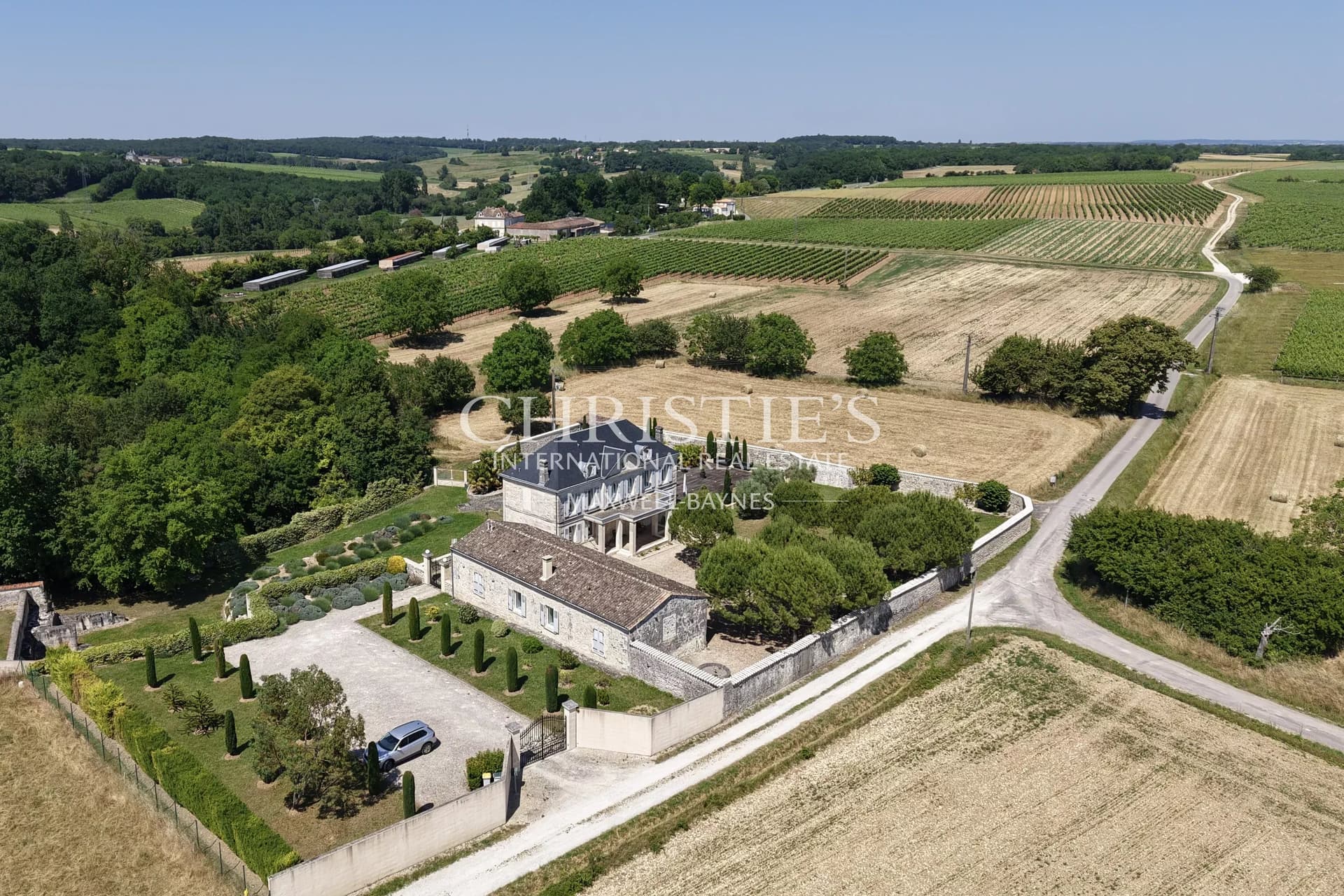 White dream in Charente, beautiful 19th century property