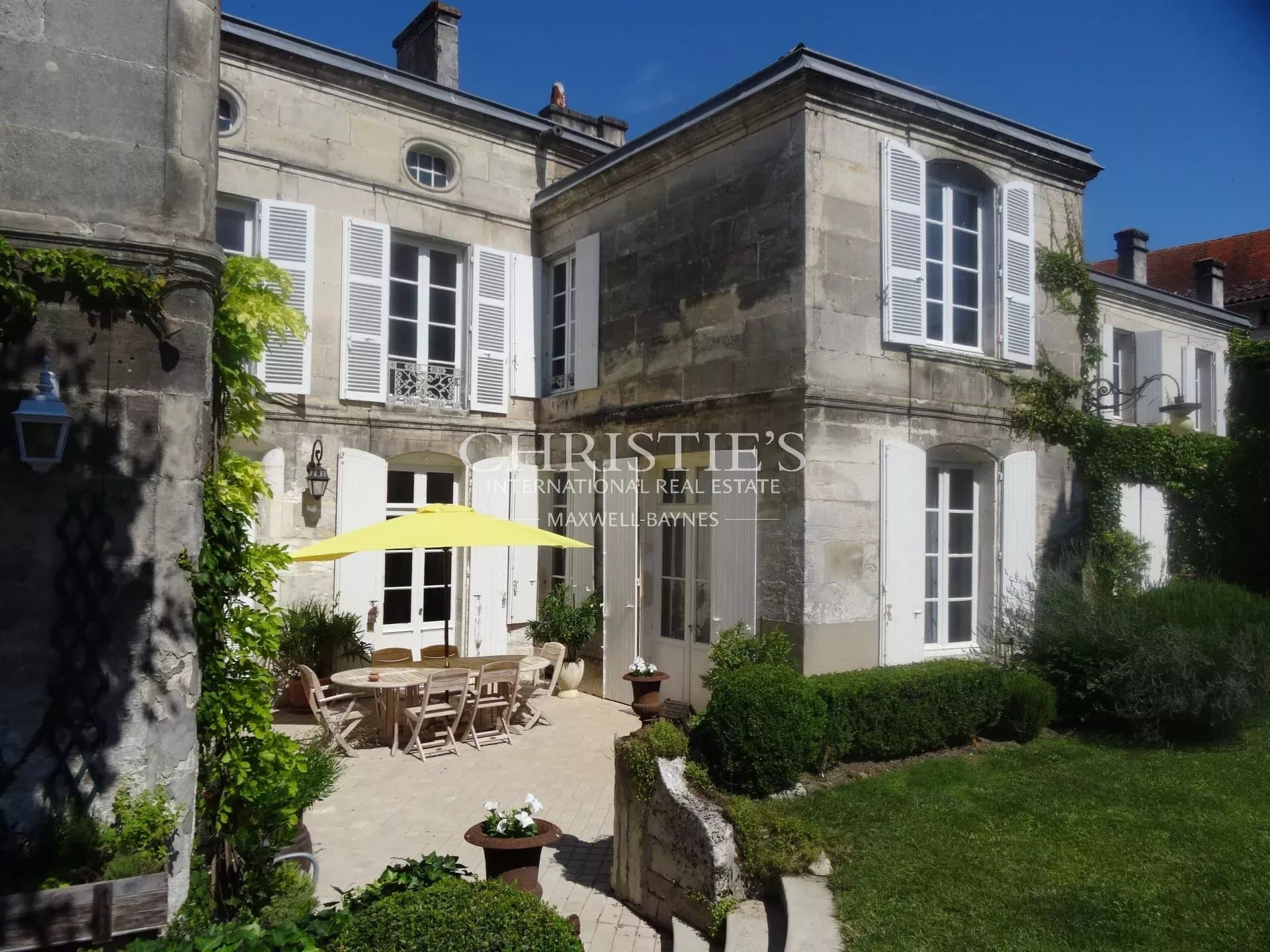 Cognac center - magnificent mansion