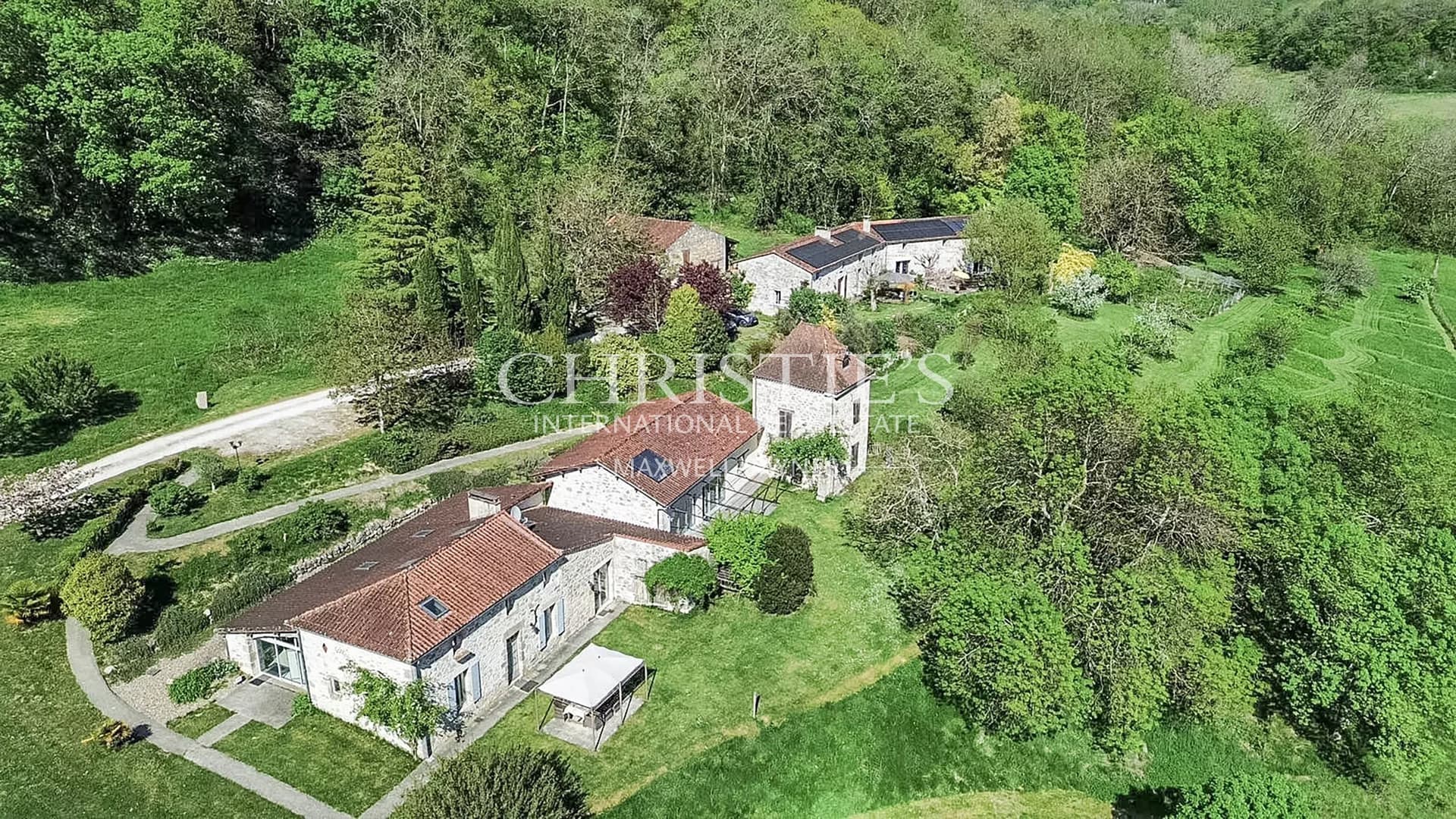 Domaine rural comprenant trois maisons, un lac pittoresque et 18 hectares de terres vallonnées.