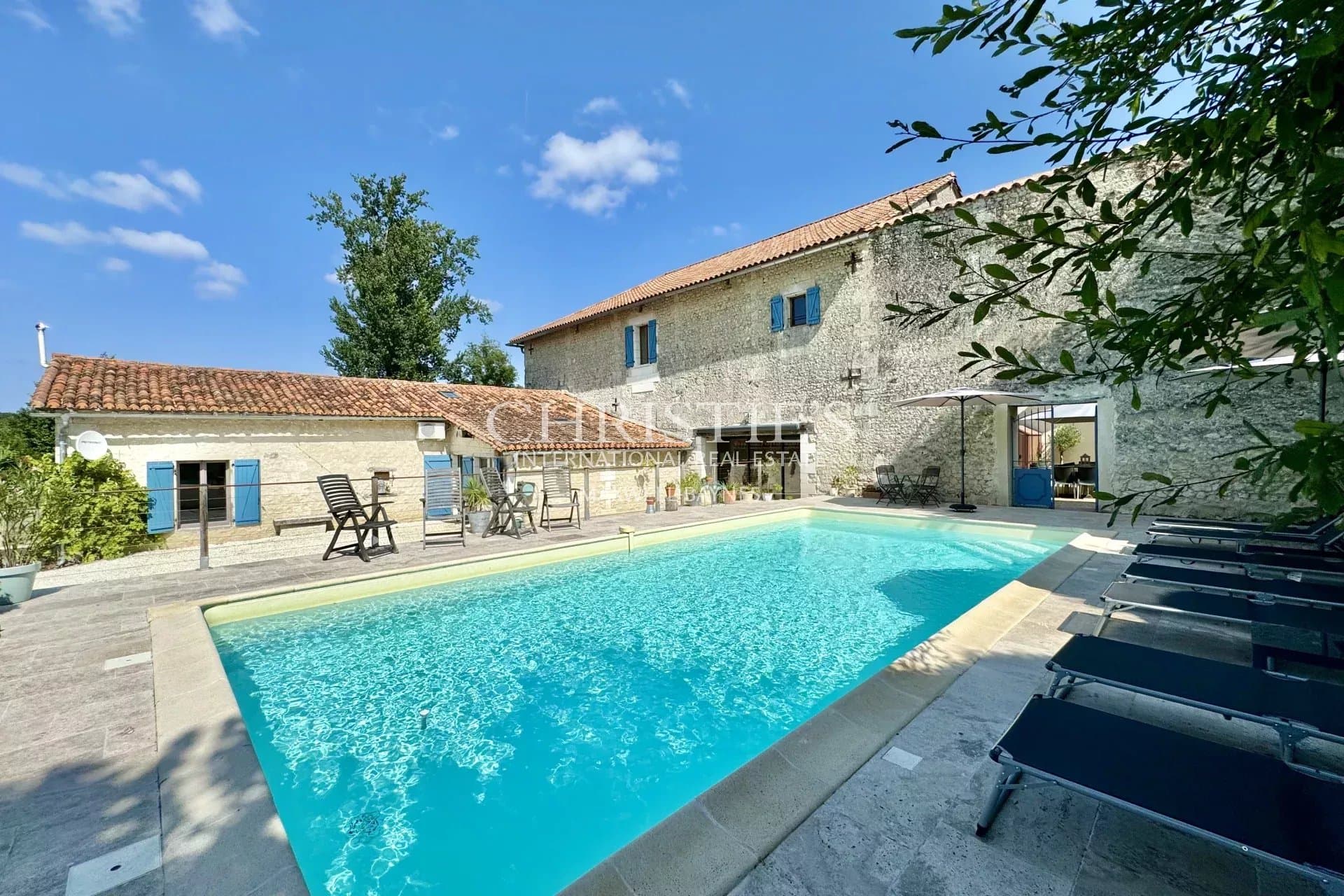 Maison de caractère restaurée avec gîte et piscine à Aubeterre-sur-Dronne