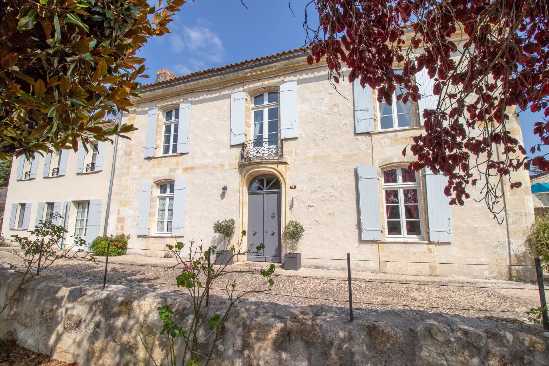 Maison de village époustouflante avec piscine et près de 2 acres de bois et de jardin.
