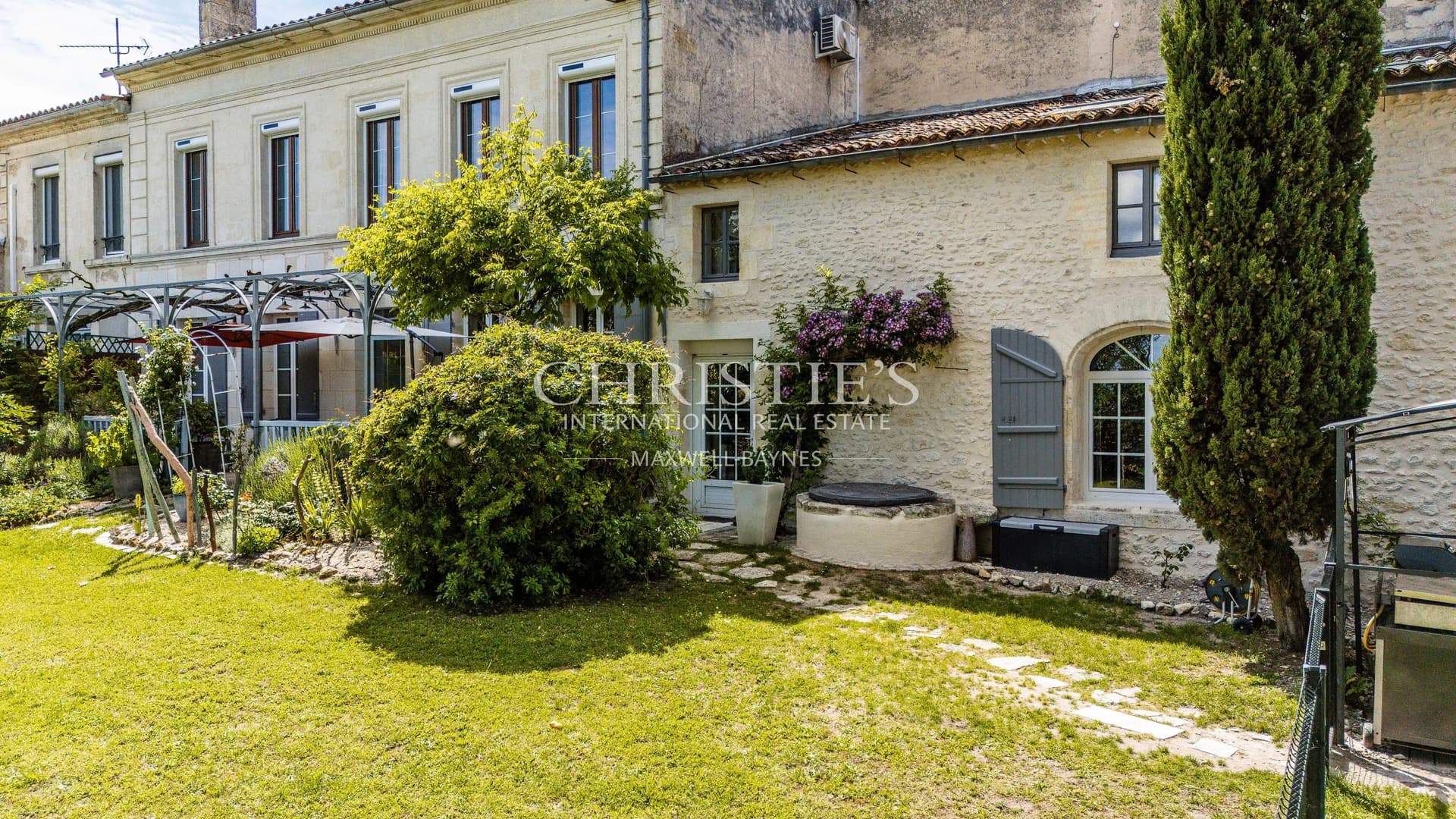 Domaine de caractère du XVIIIe siècle au cœur de Saint-Estèphe