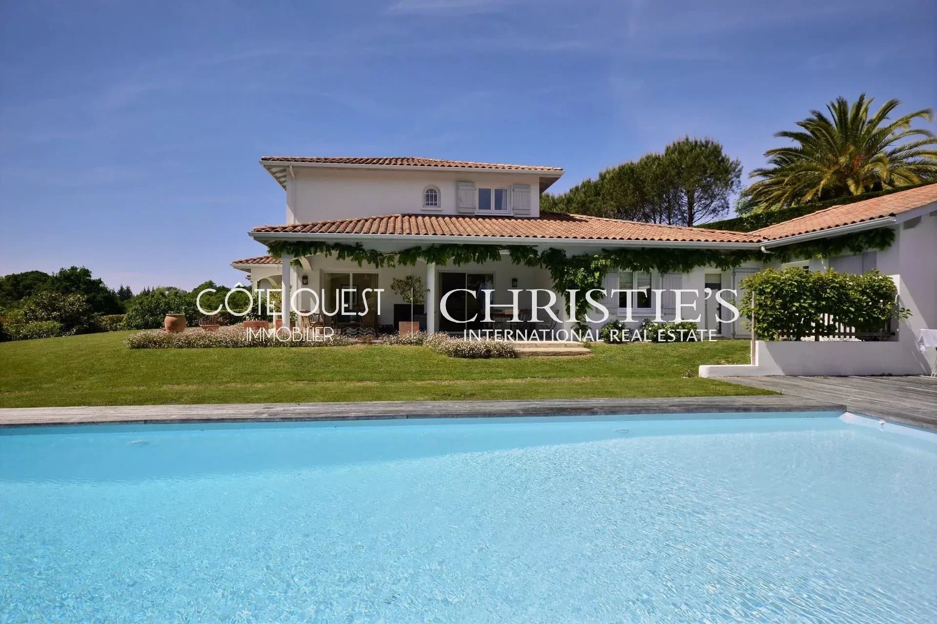 SAINT JEAN DE LUZ. AN 11-ROOM VILLA WITH A SWIMMING POOL