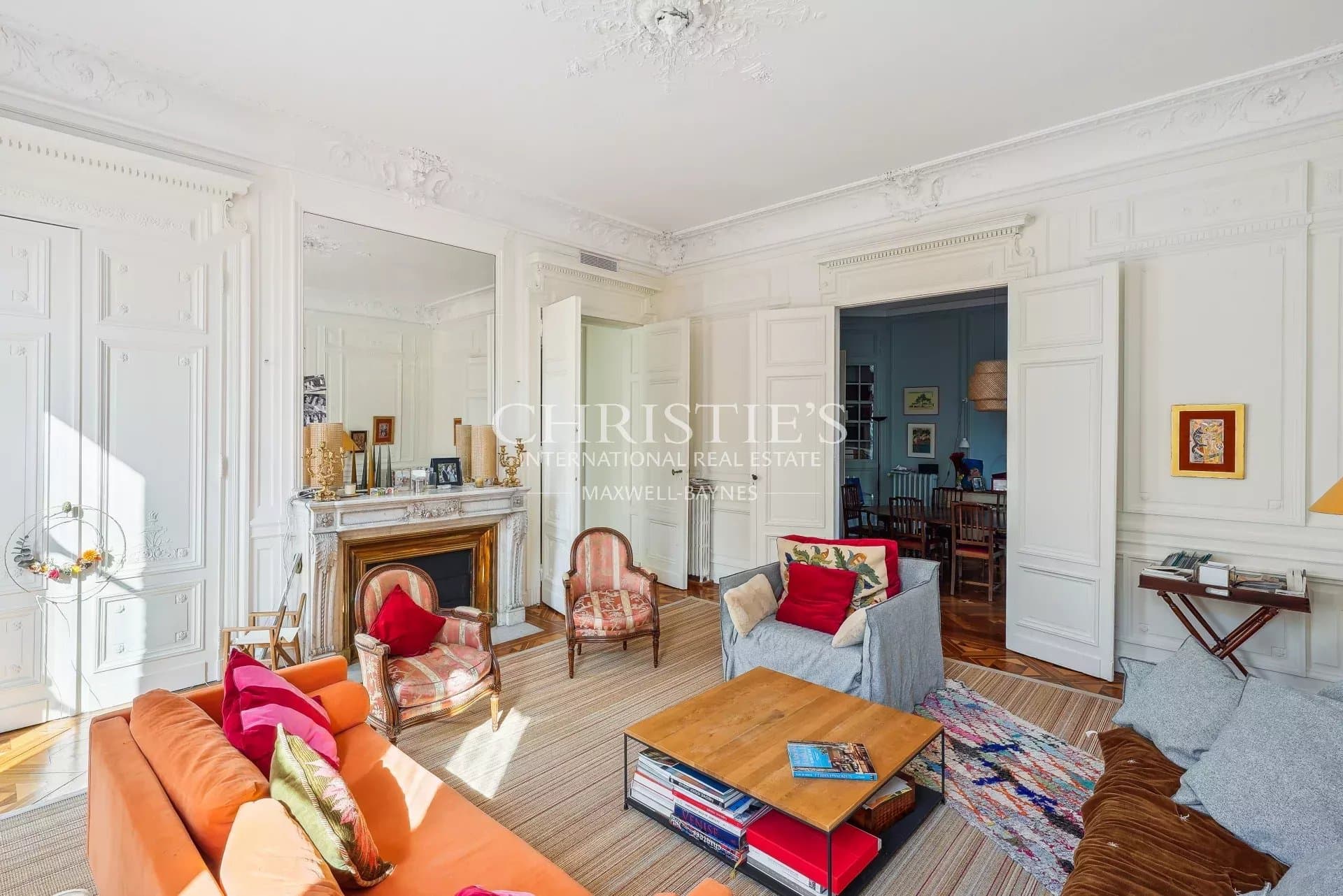 Center of Bordeaux - Prestigious apartment with elevator and parking