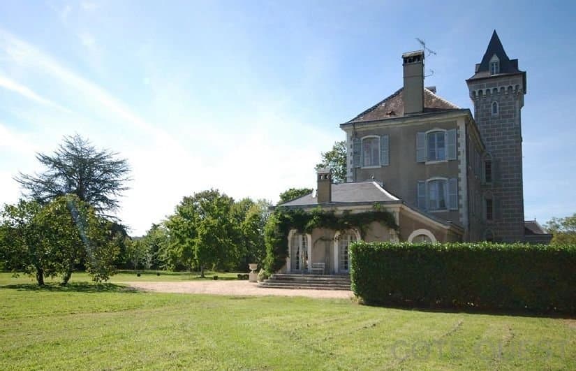 CHATEAU XIXe AVEC DEPENDANCES, AU BORD DE LA RIVIERE