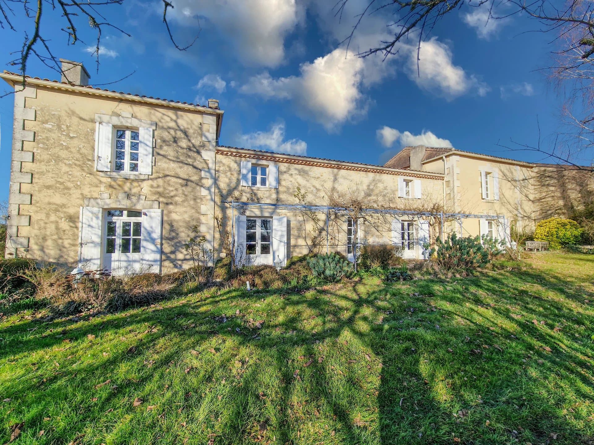 Manoir avec piscine et vues superbes près de Duras