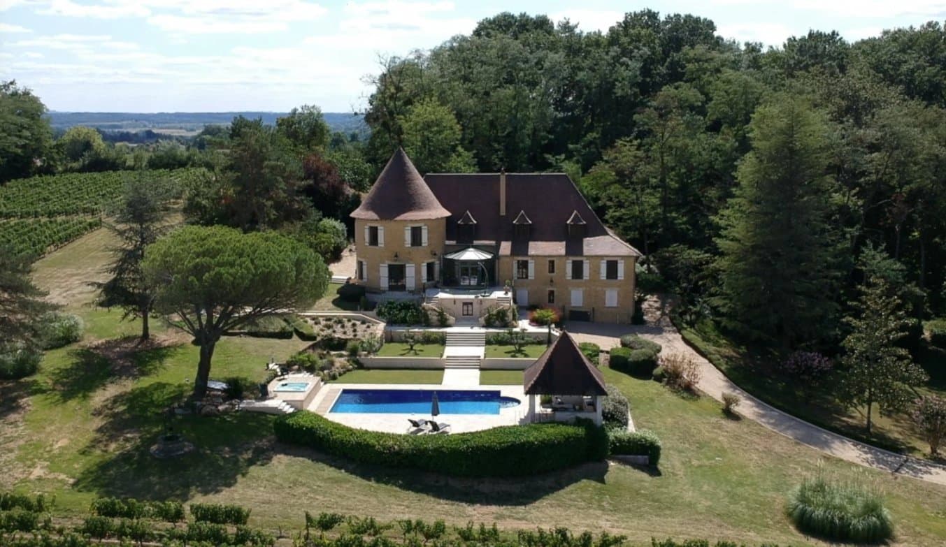 Superbe château avec petit vignoble près de Bergerac