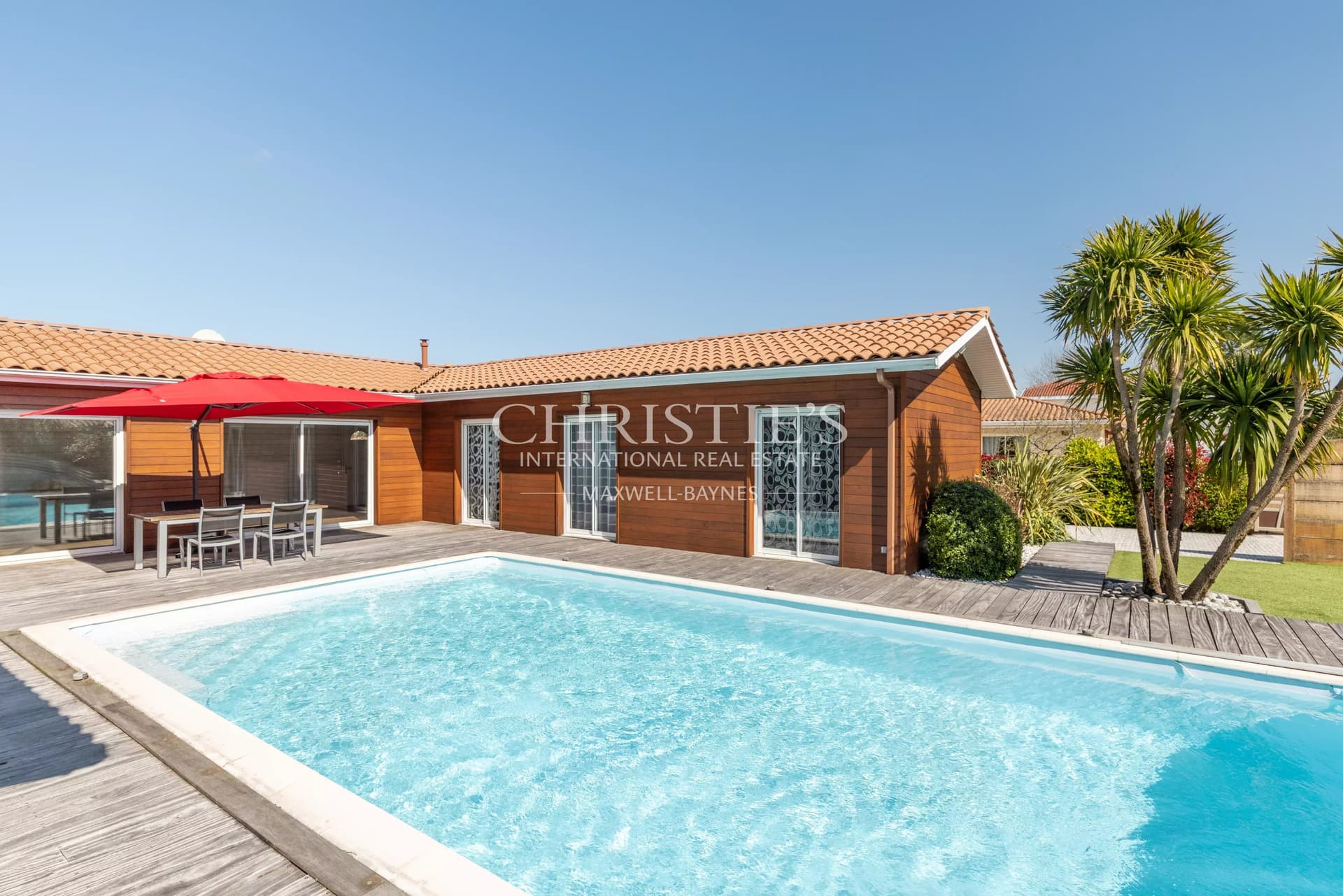 BISCARROSSE: Architect-designed timber-frame villa with swimming pool and garden