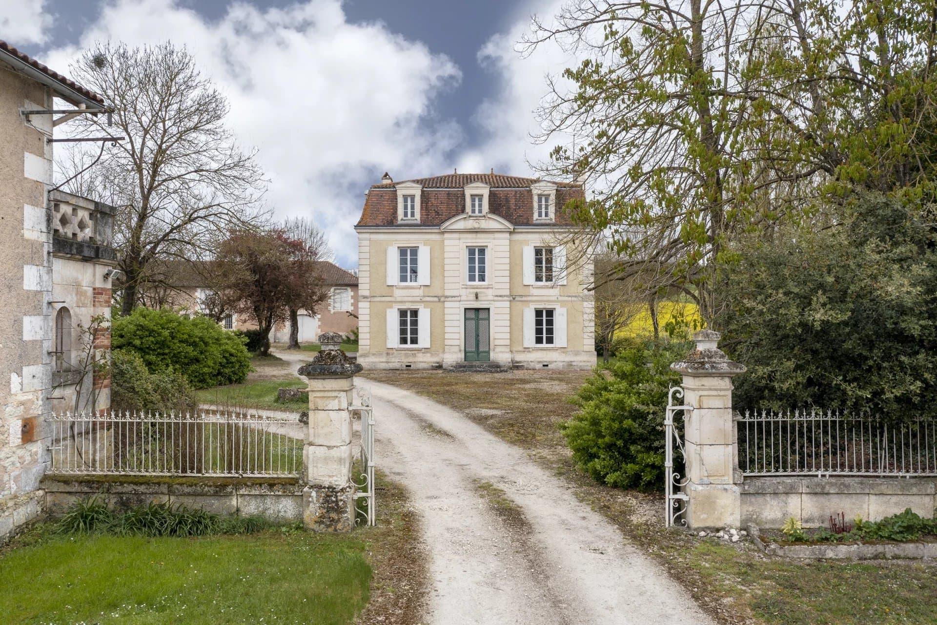 Vente Maison de maître du 19e s. avec dépendances, 35 km sud d'Angoulême
