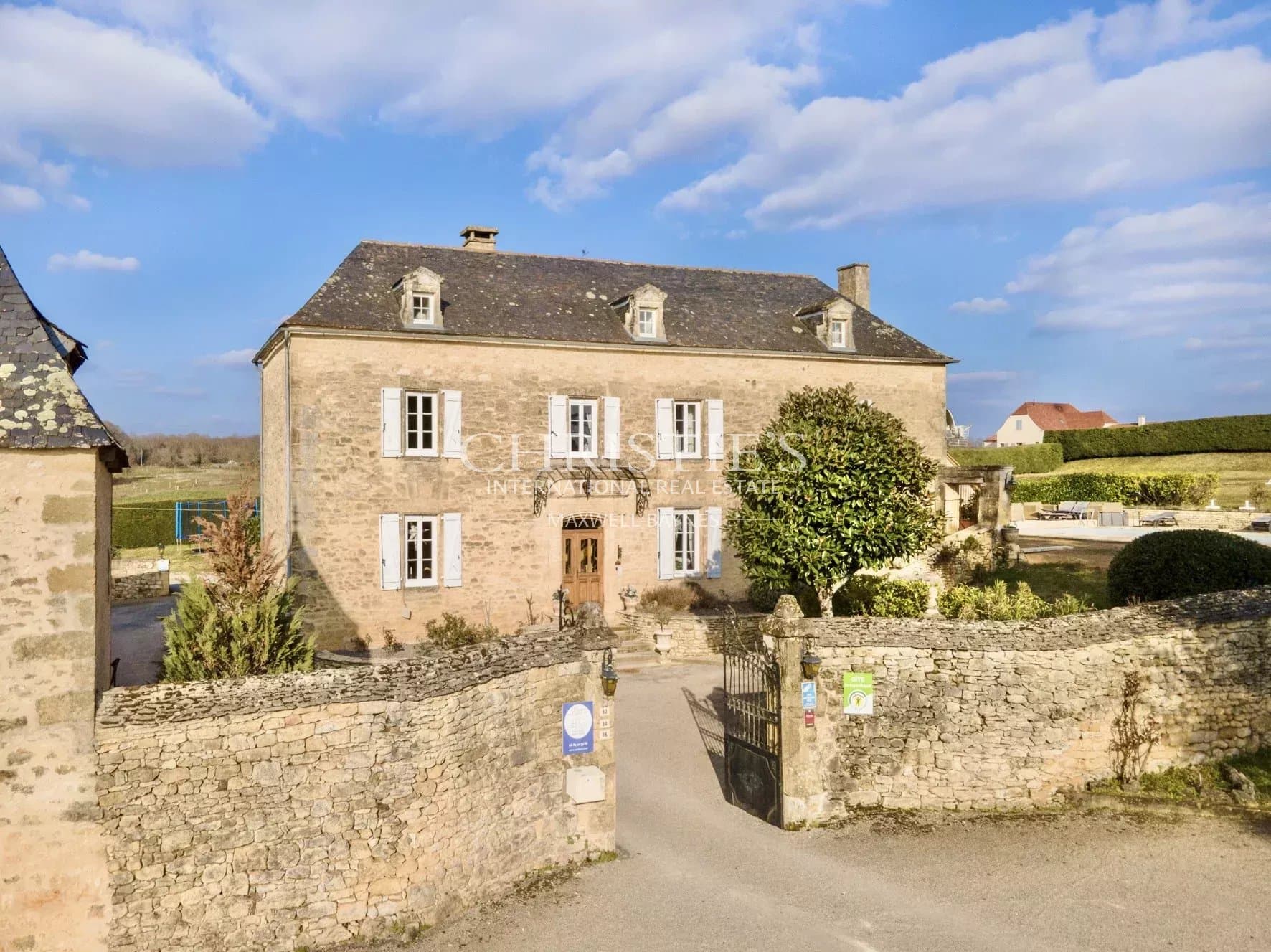 Manoir en Dordogne avec deux gîtes et deux piscines
