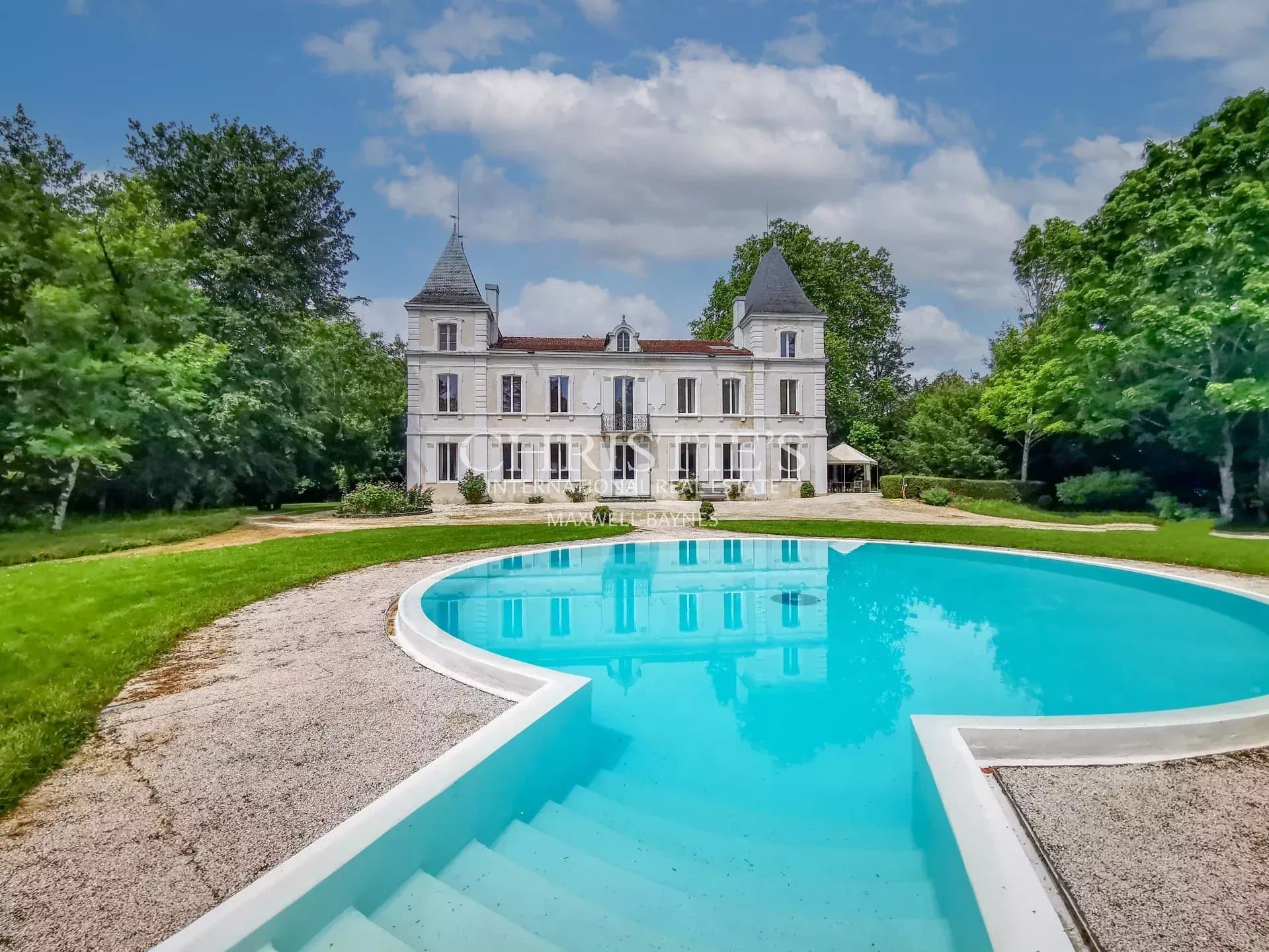 Chateau with swimming pool and 12 acres of land, close to Agen