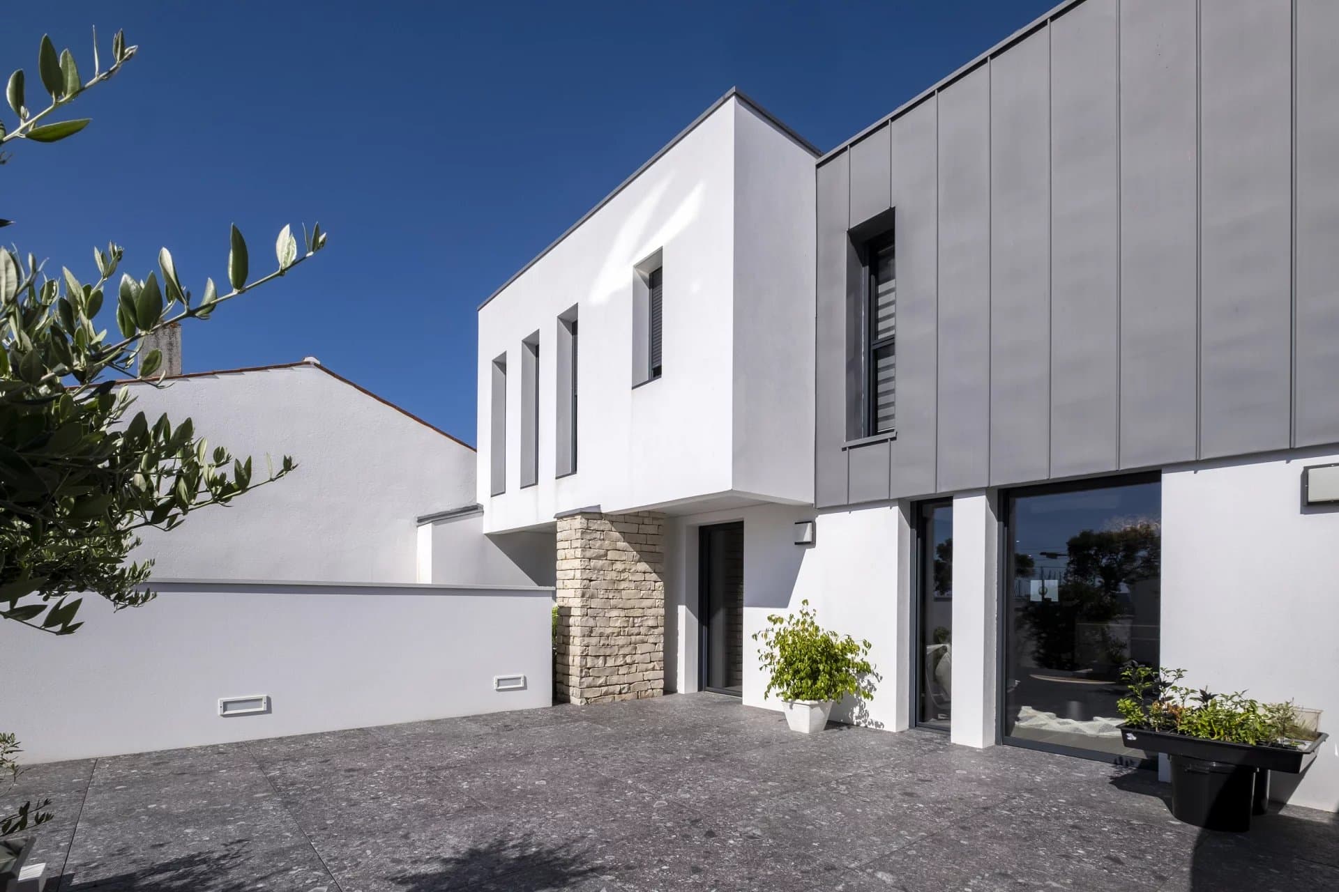 For sale, La Rochelle contemporary house 218m² sea view and gardens