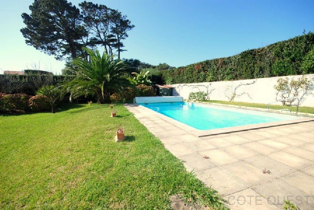 BIDART A VENDRE MAISON AU COEUR DU VILLAGE AVEC PISCINE SUR TERRAIN DE 1600 M2