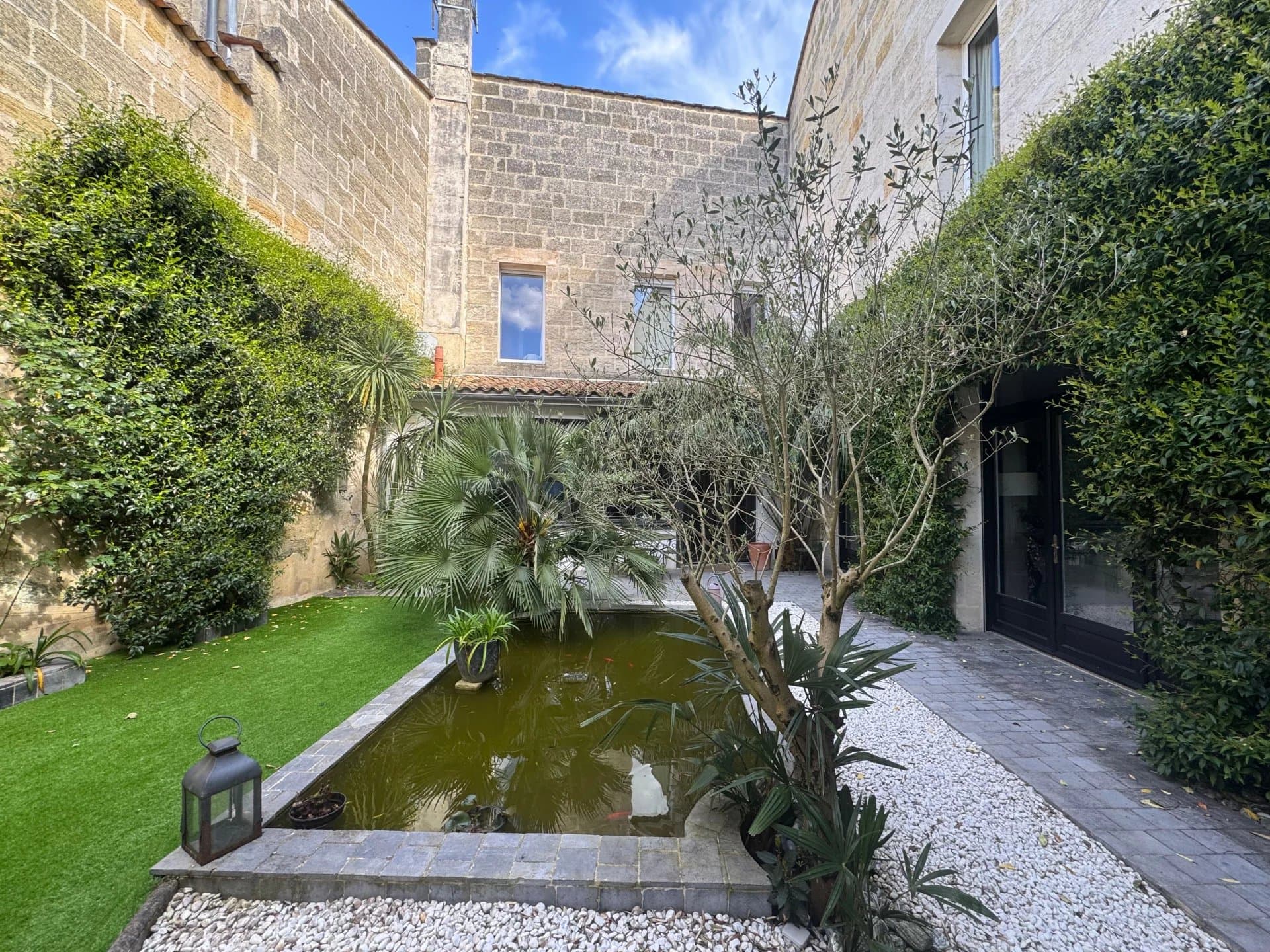 Elegant stone town house - 320 m² of prestige with patio and top-of-the-range suites