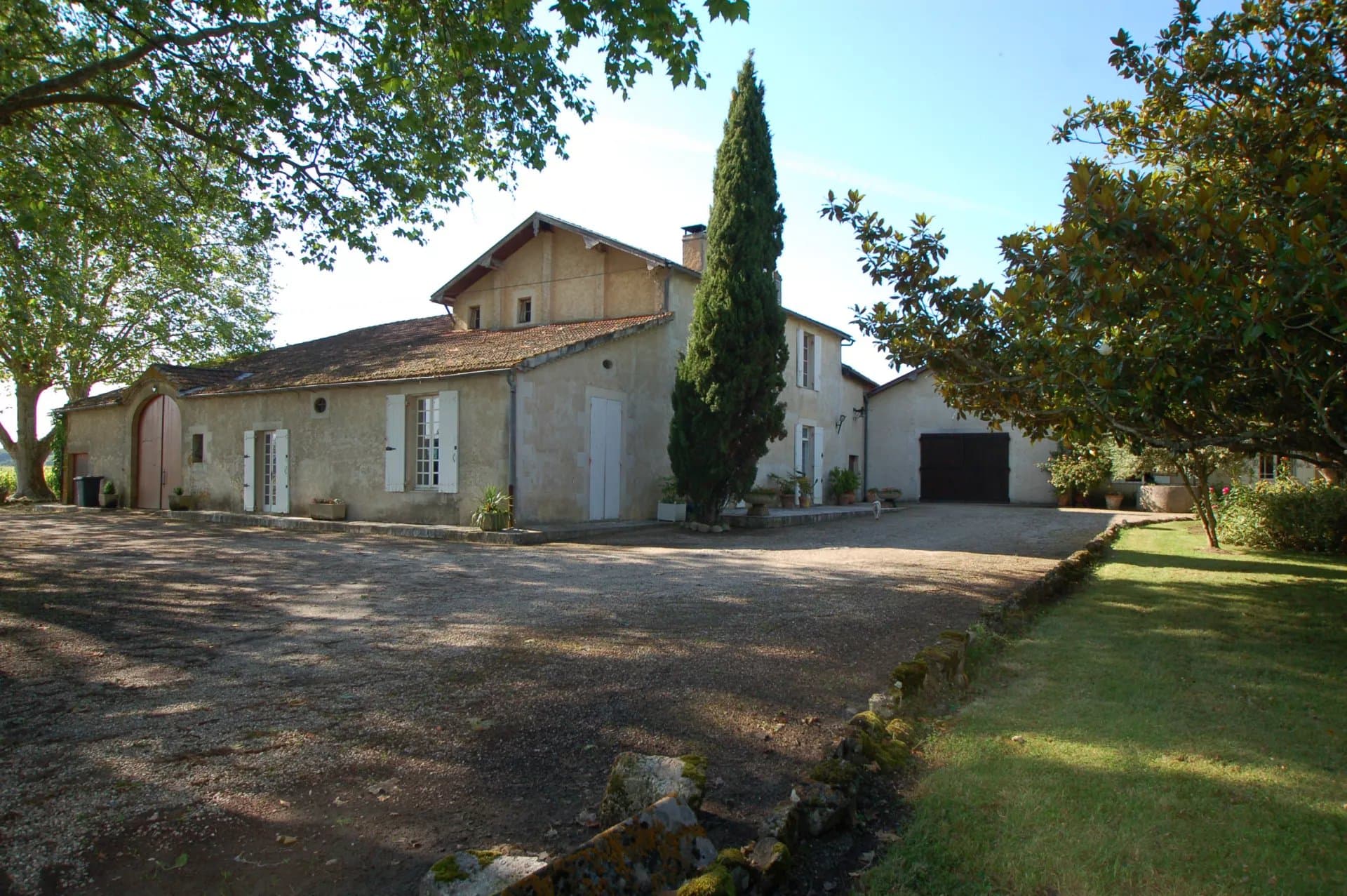 Great potential – estate of 8 ha AOC Côtes de Bordeaux vines