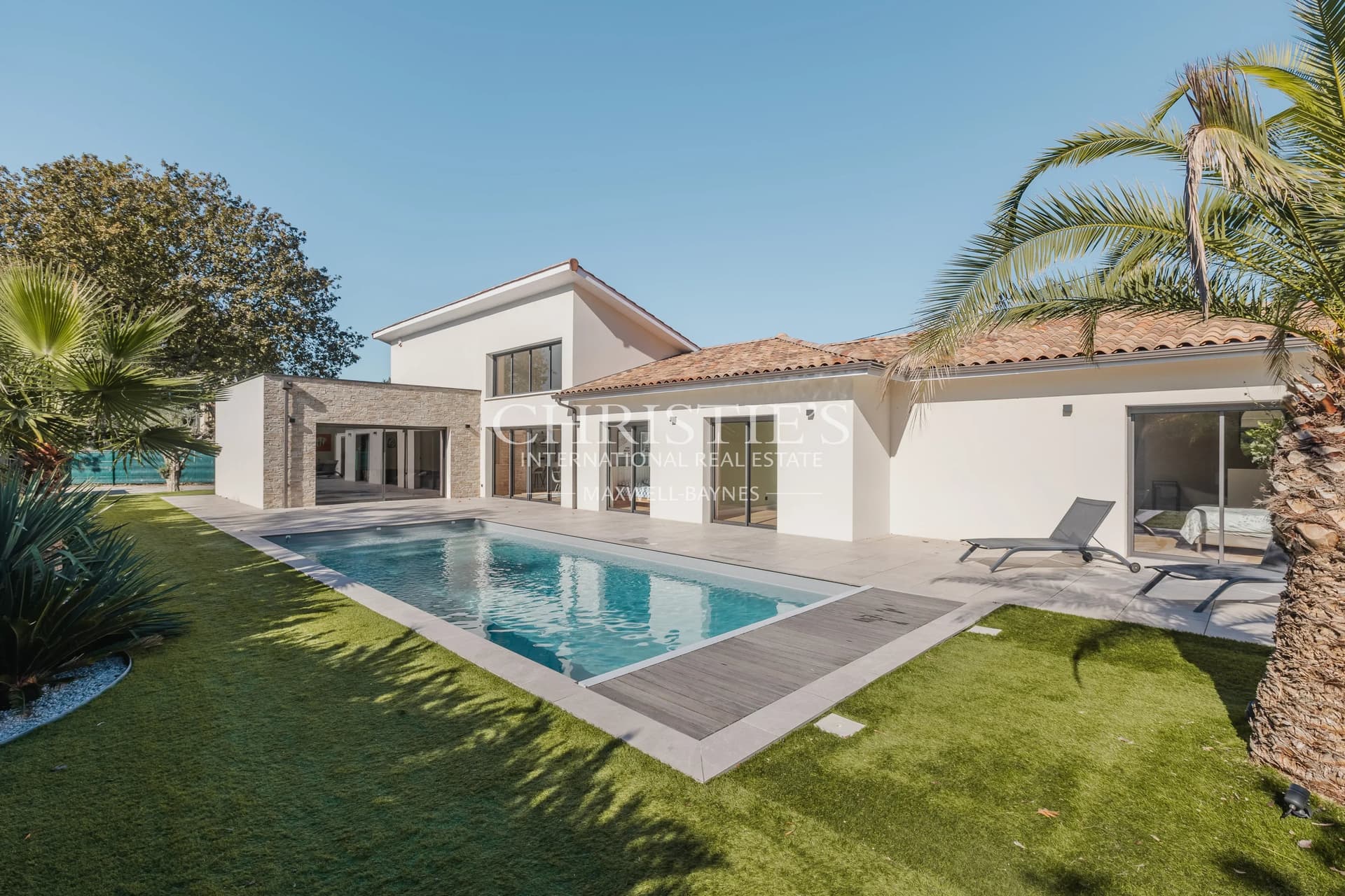 Architect-designed home, heated pool, complete privacy