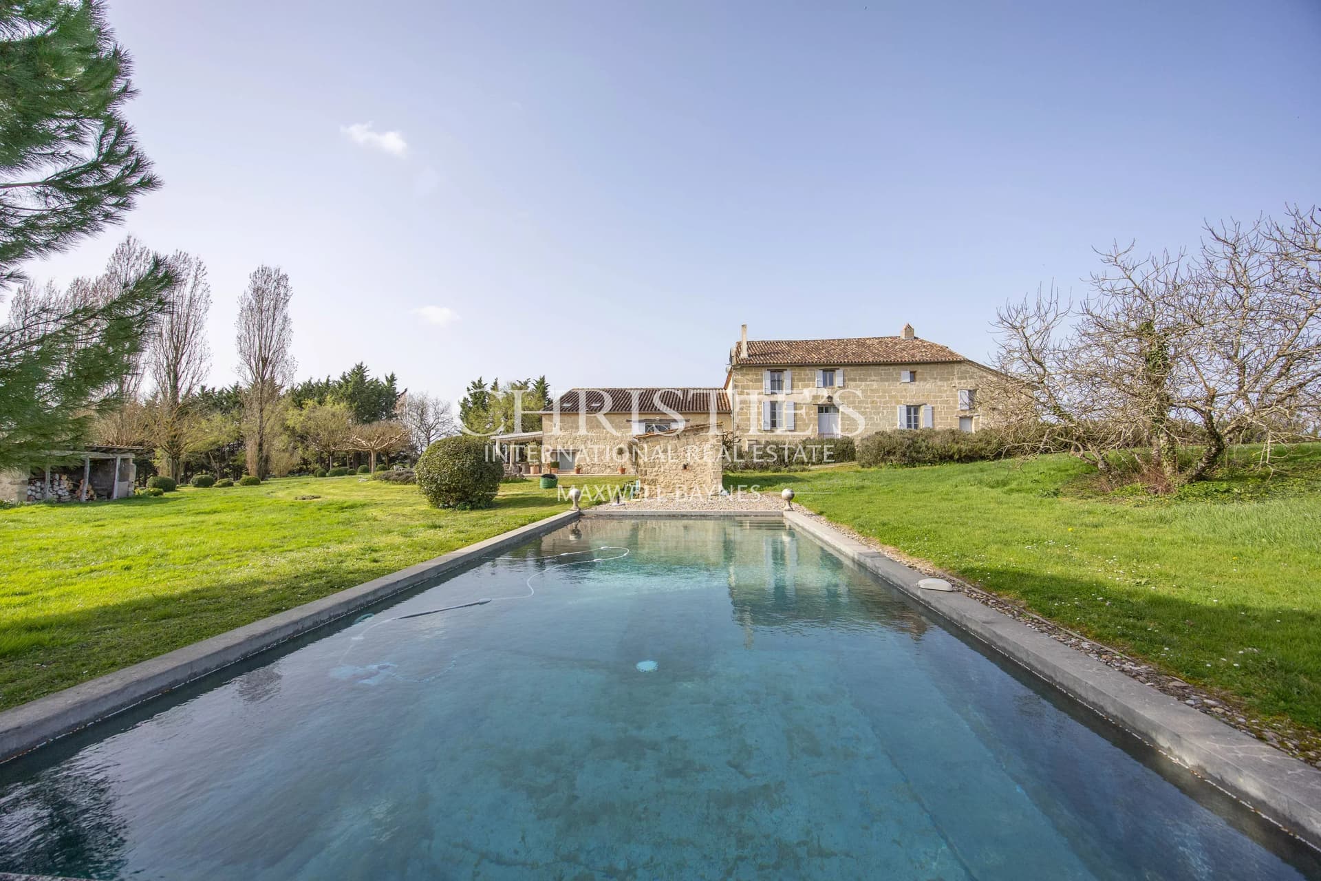 Ferme Enchantée avec Caractéristiques de Design Uniques et Appartement Attenant sur 4 Hectares de Parc