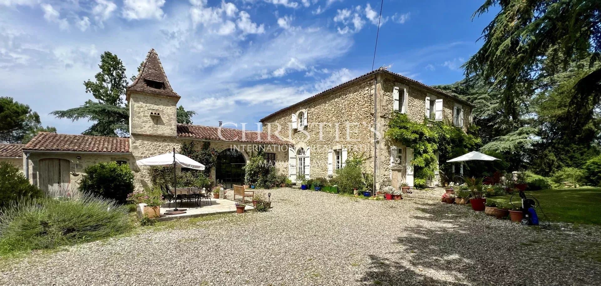Château rénové avec goût et dépendance attenante dans un endroit paisible