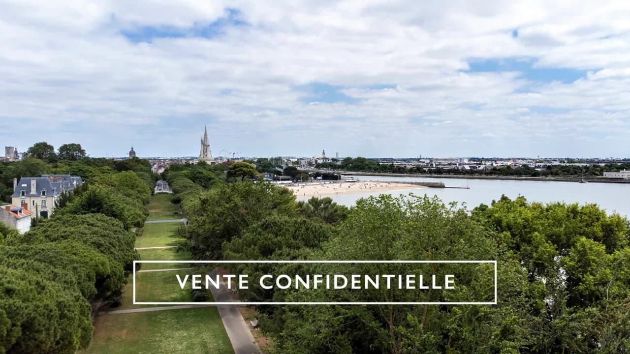 Exceptionnelle. Maison de ville, La Genette. Triple garage. Annexe.
