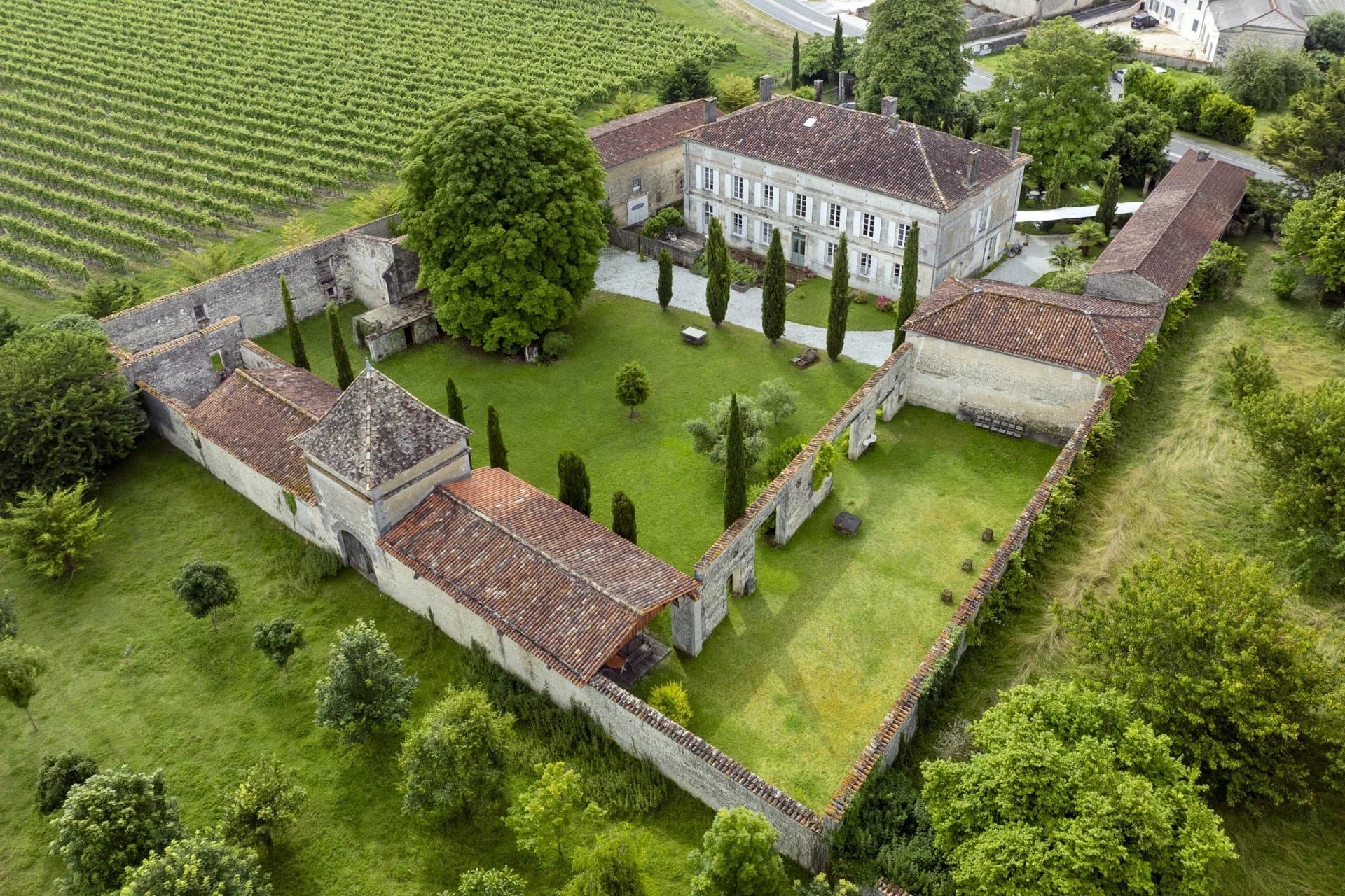 A vendre Élégant Domaine en Charente avec Charme Historique