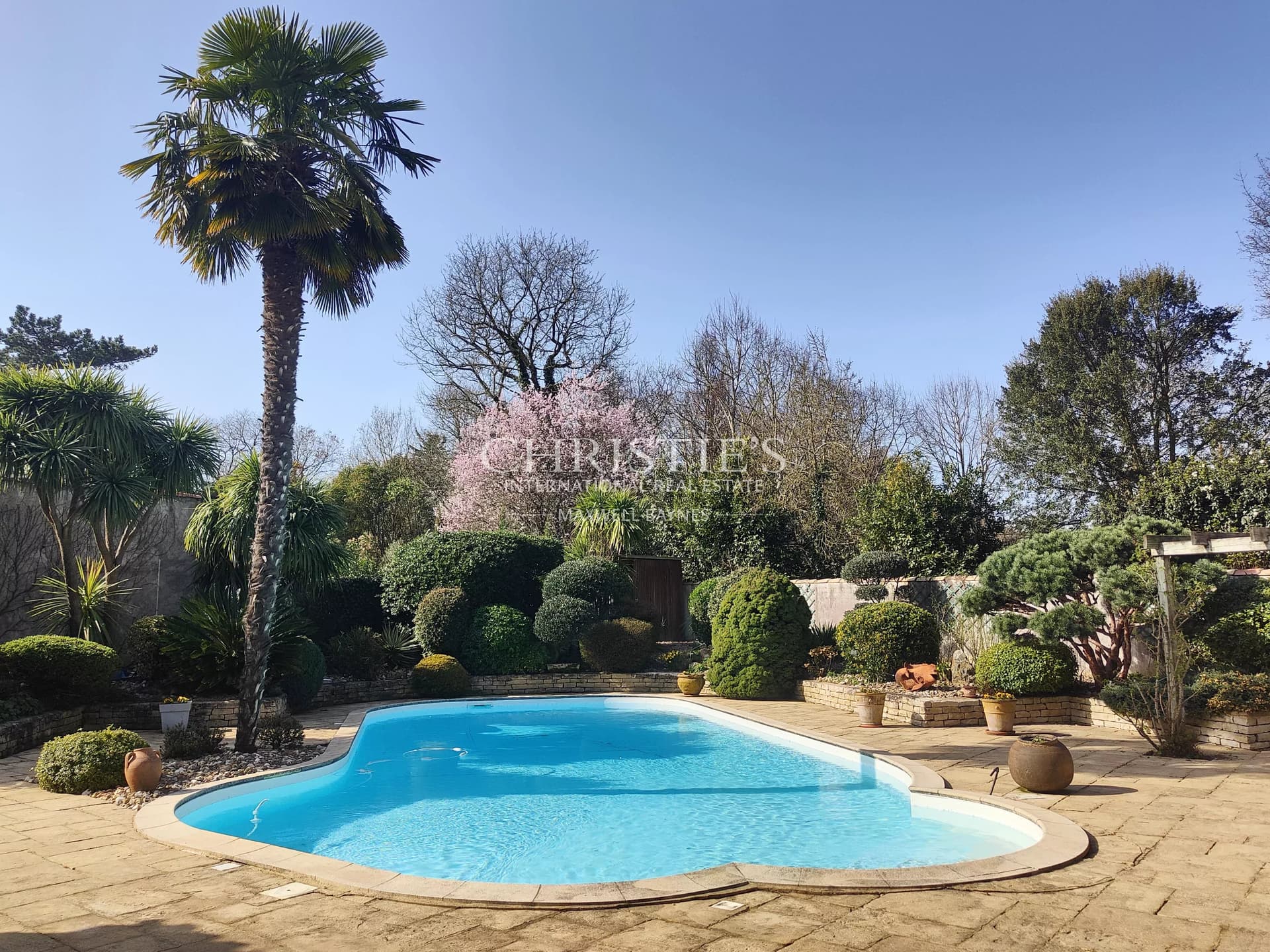 Exceptional property with swimming pool in a residential neighborhood near La Rochelle