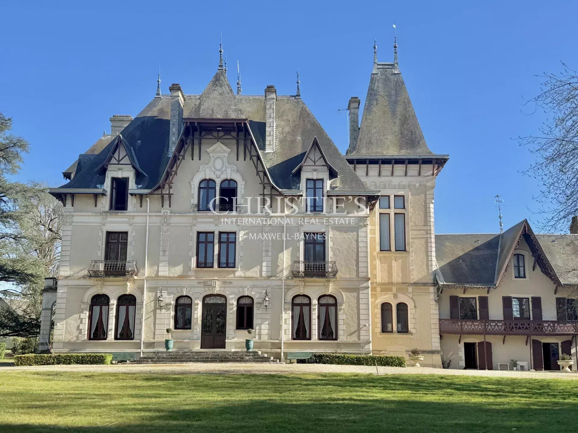 Magnifique domaine de 150Ha de près et forêts pres de Chatellerault