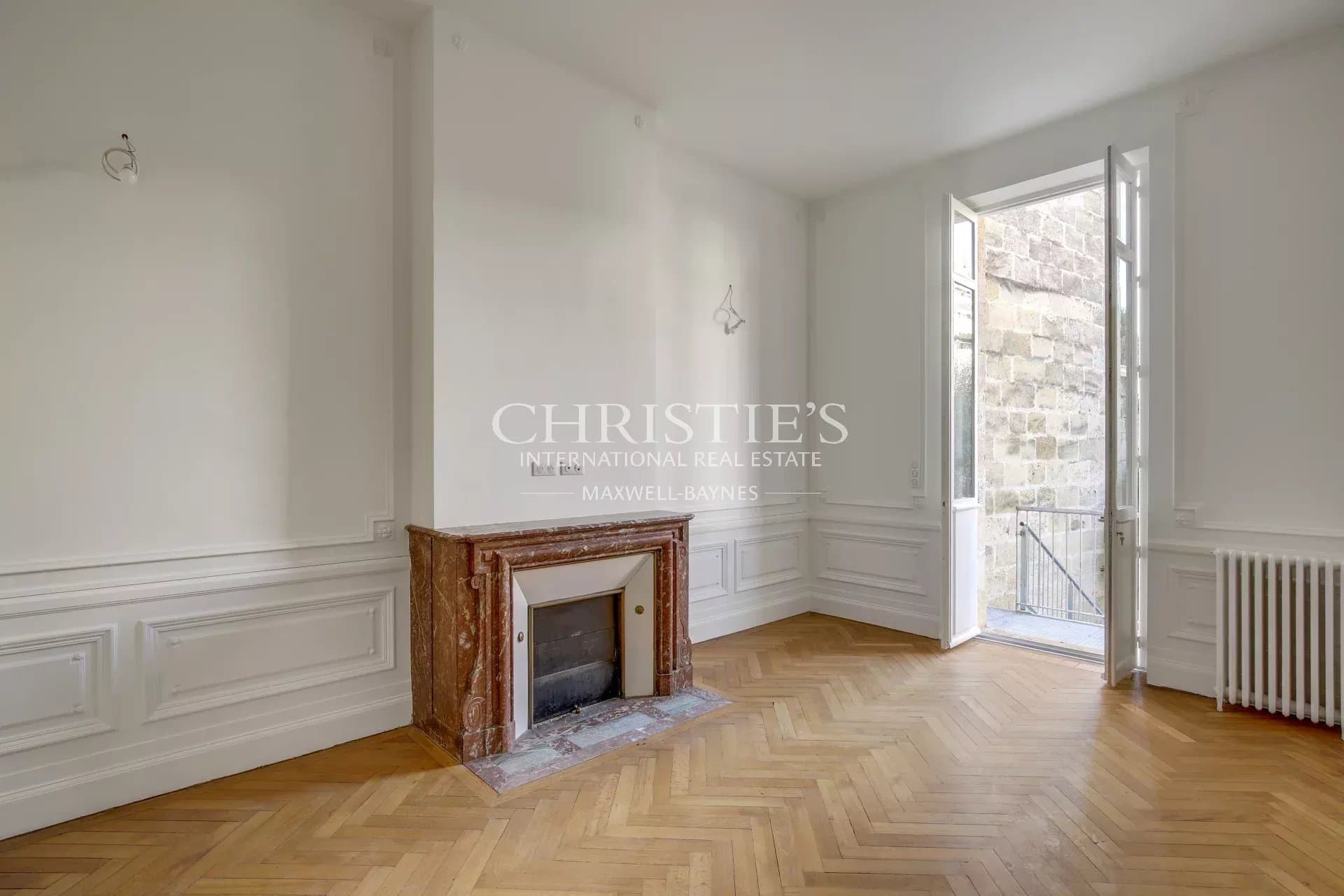 Bordeaux magnificent restored apartment / Croix de Seguey