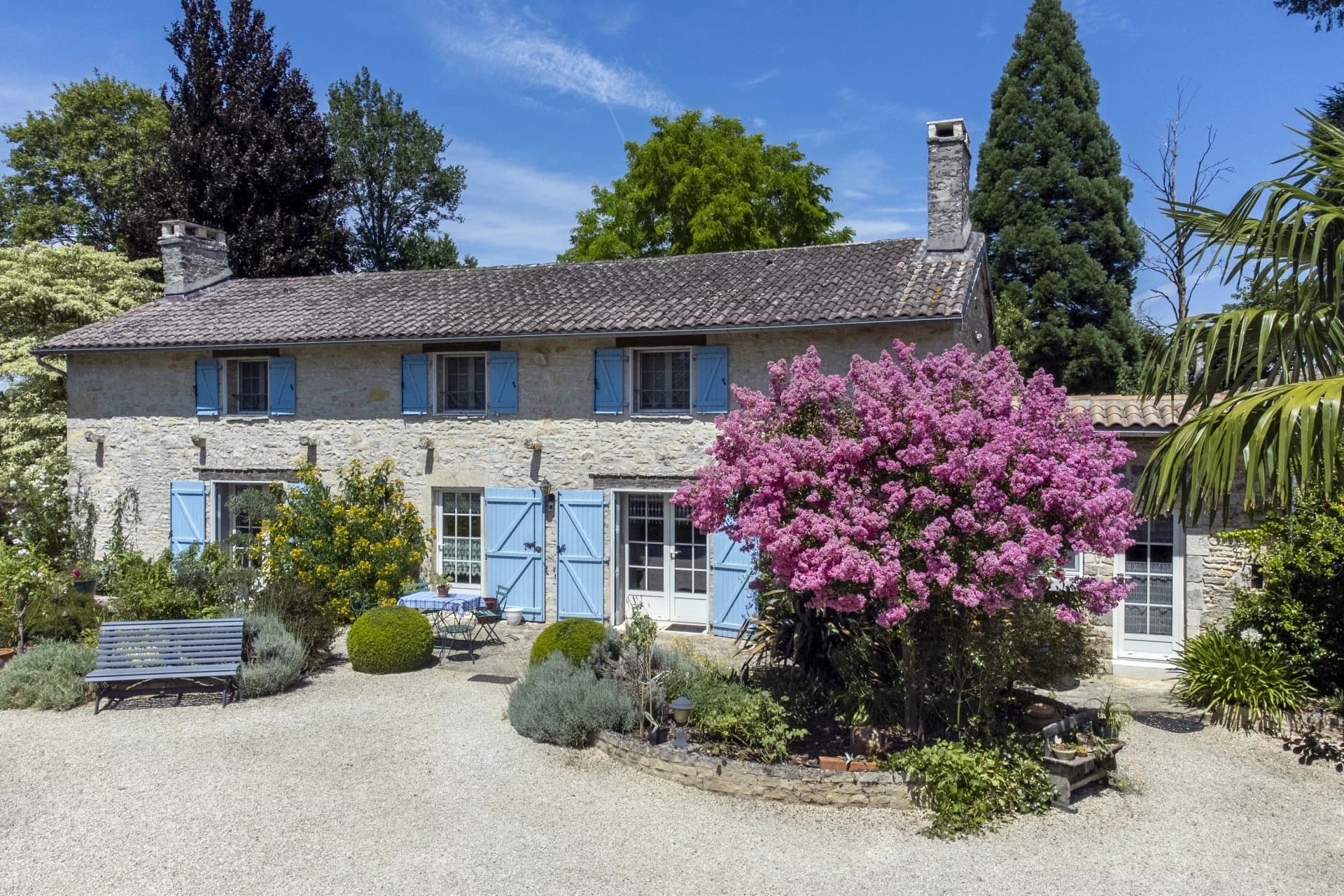 A vendre Authentique propriété rénovée avec dépendances et jardin exceptionnel au sud de Poitiers