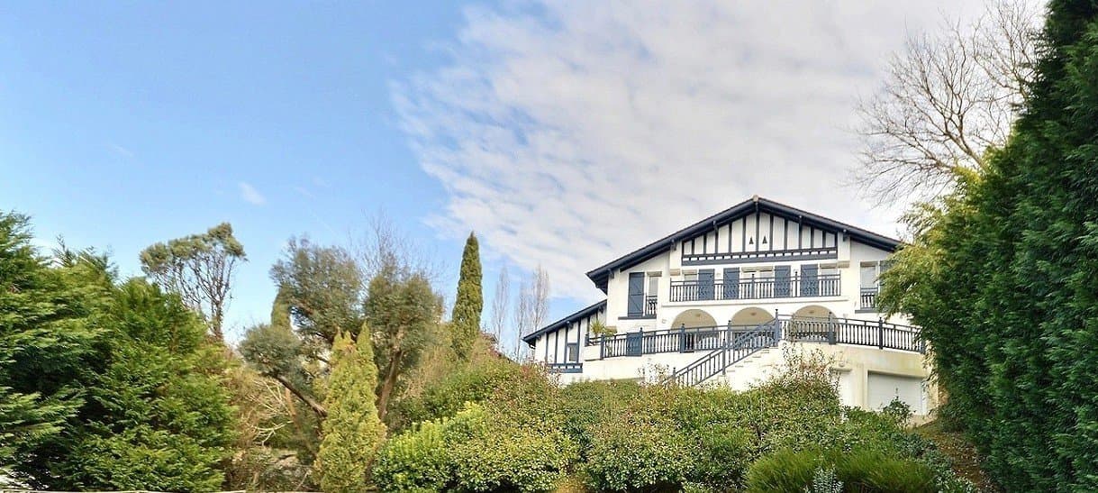 BASSUSSARR FOR SALE A PROPERTY WITH A SWIMMING POOL. BY THE GOLF COURSE AND ENJOYING A PANORAMIC VIEW OF THE BASQUE COUNTRY MOUNTAINS