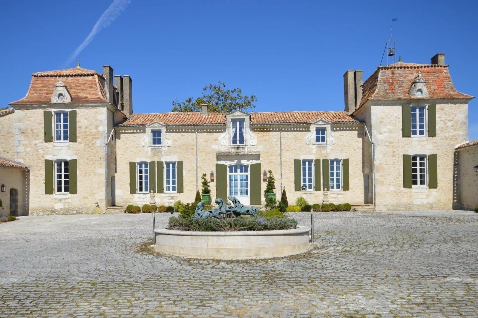 Sumptuous Chartreuse estate + hobby vineyard near St Emilion