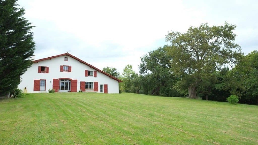 A VENDRE FERME SUR TERRAIN DE 1.5 HA