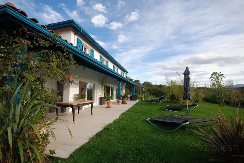 MAISON CONTEMPORAINE A VENDRE A ARCANGUES SUR 2000 M2 DE TERRAIN