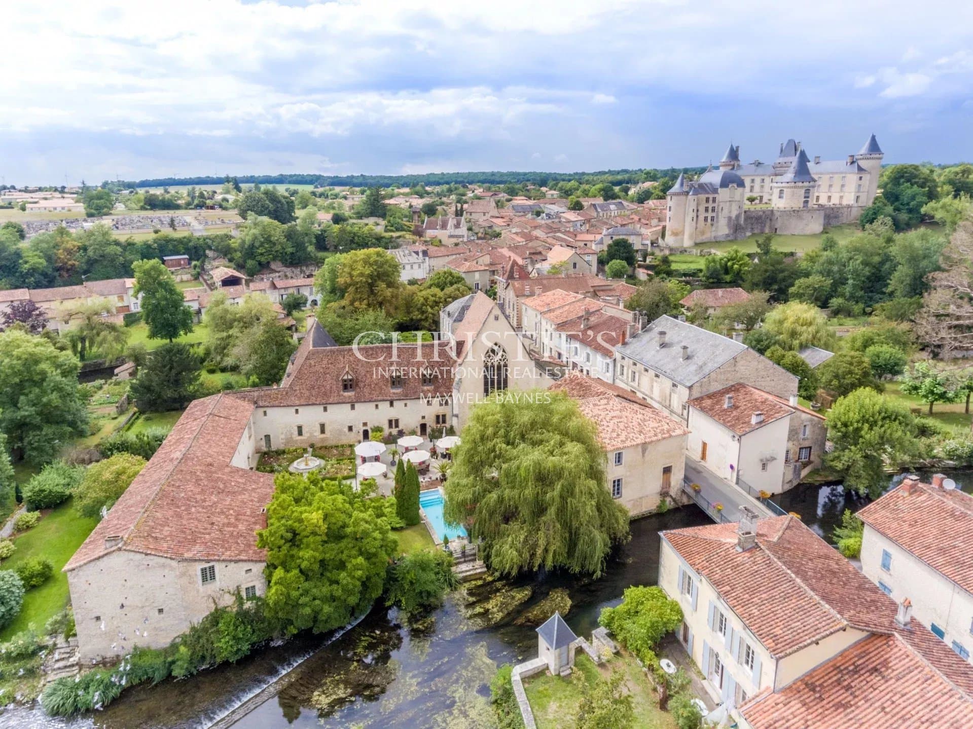 Exceptionnelle propriété du 15ème siècle près d'Angoulême
