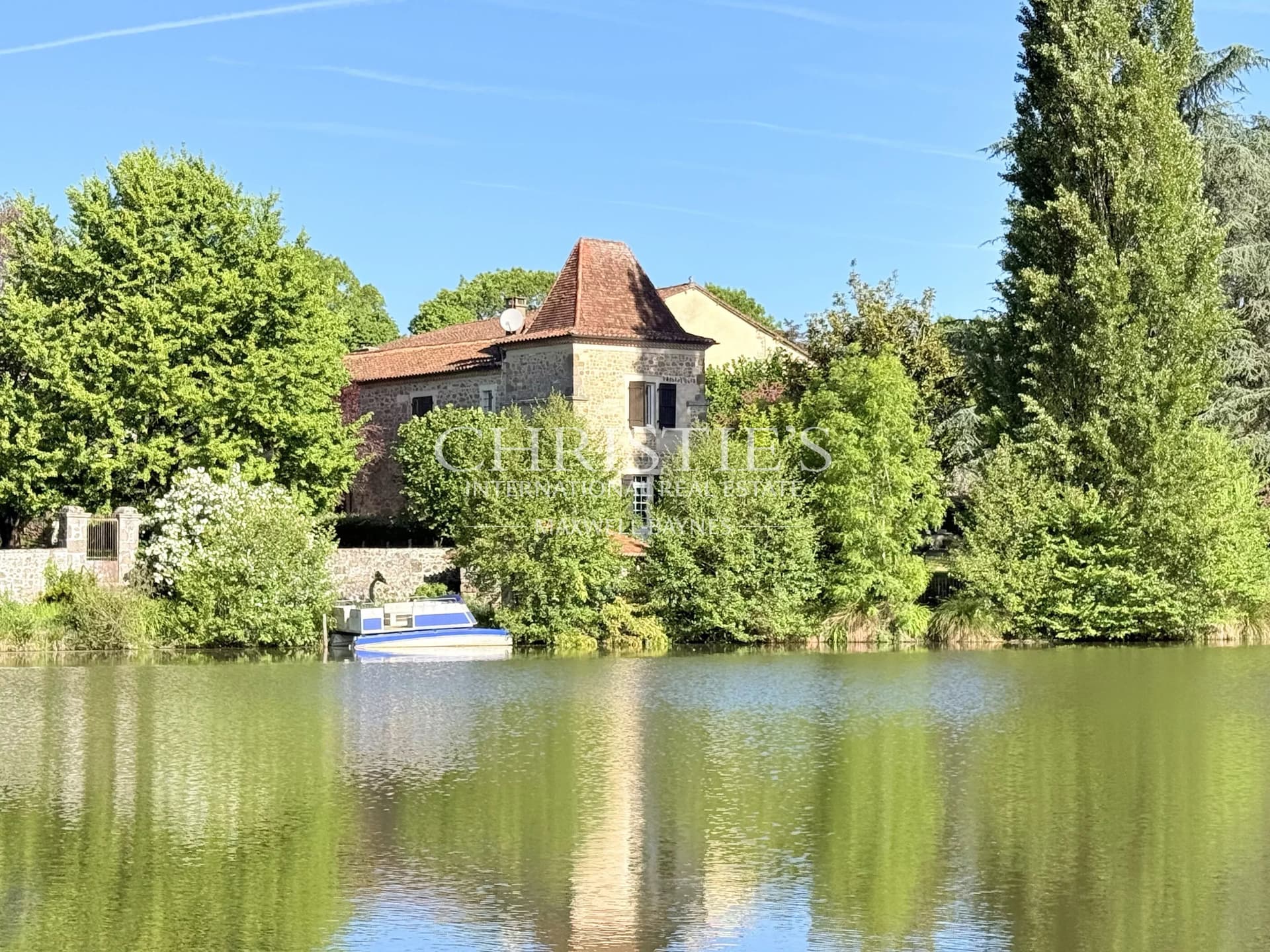 An 18th-Century Estate Defined by Stone, Water and Presence