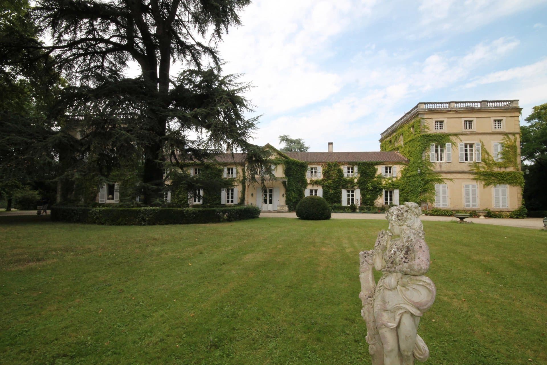 Château / Hôtel de 14 chambres près d'Agen et dominant la Garonne