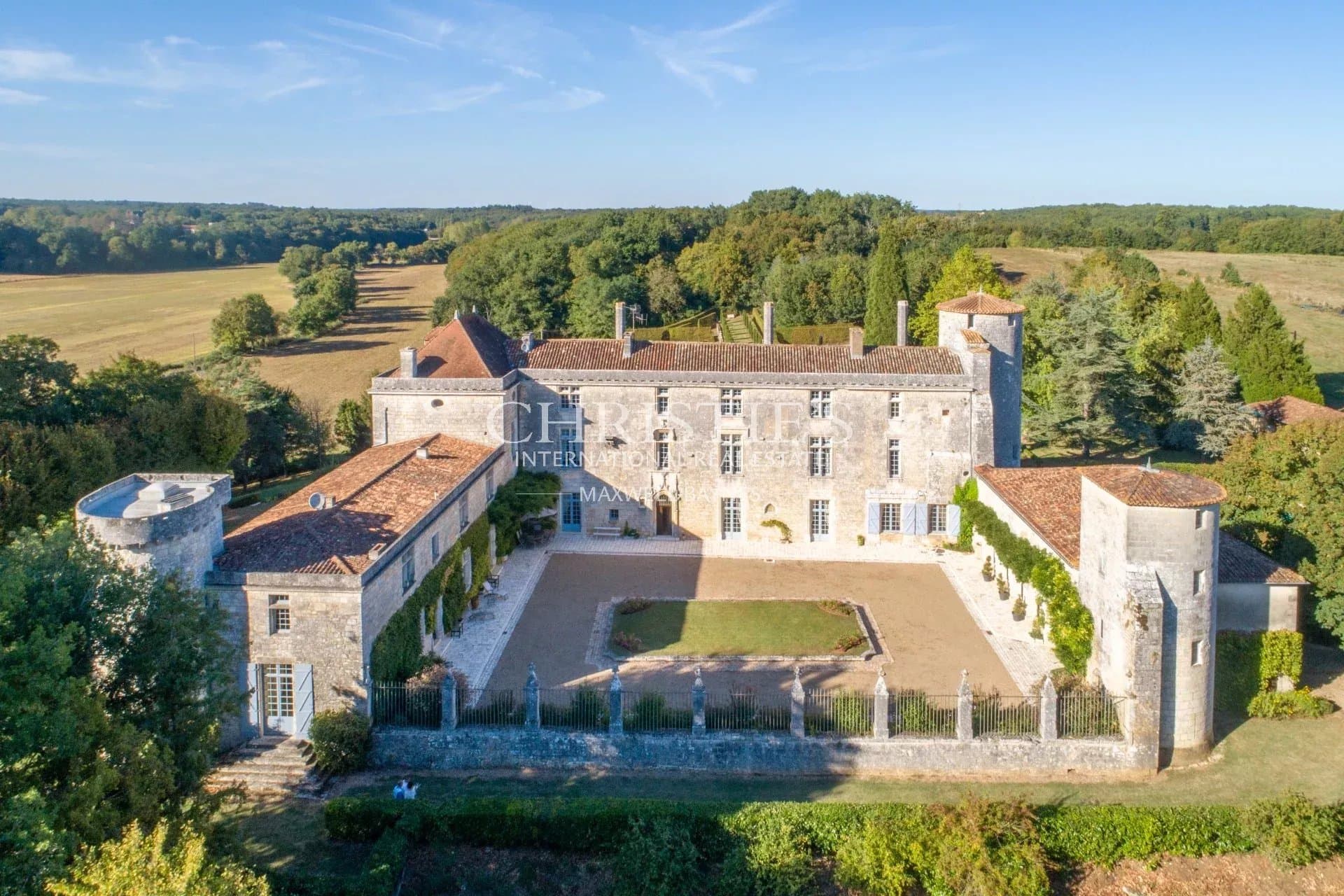 Magnifique Château du 13ème et 15ème siècle près d'Angoulême
