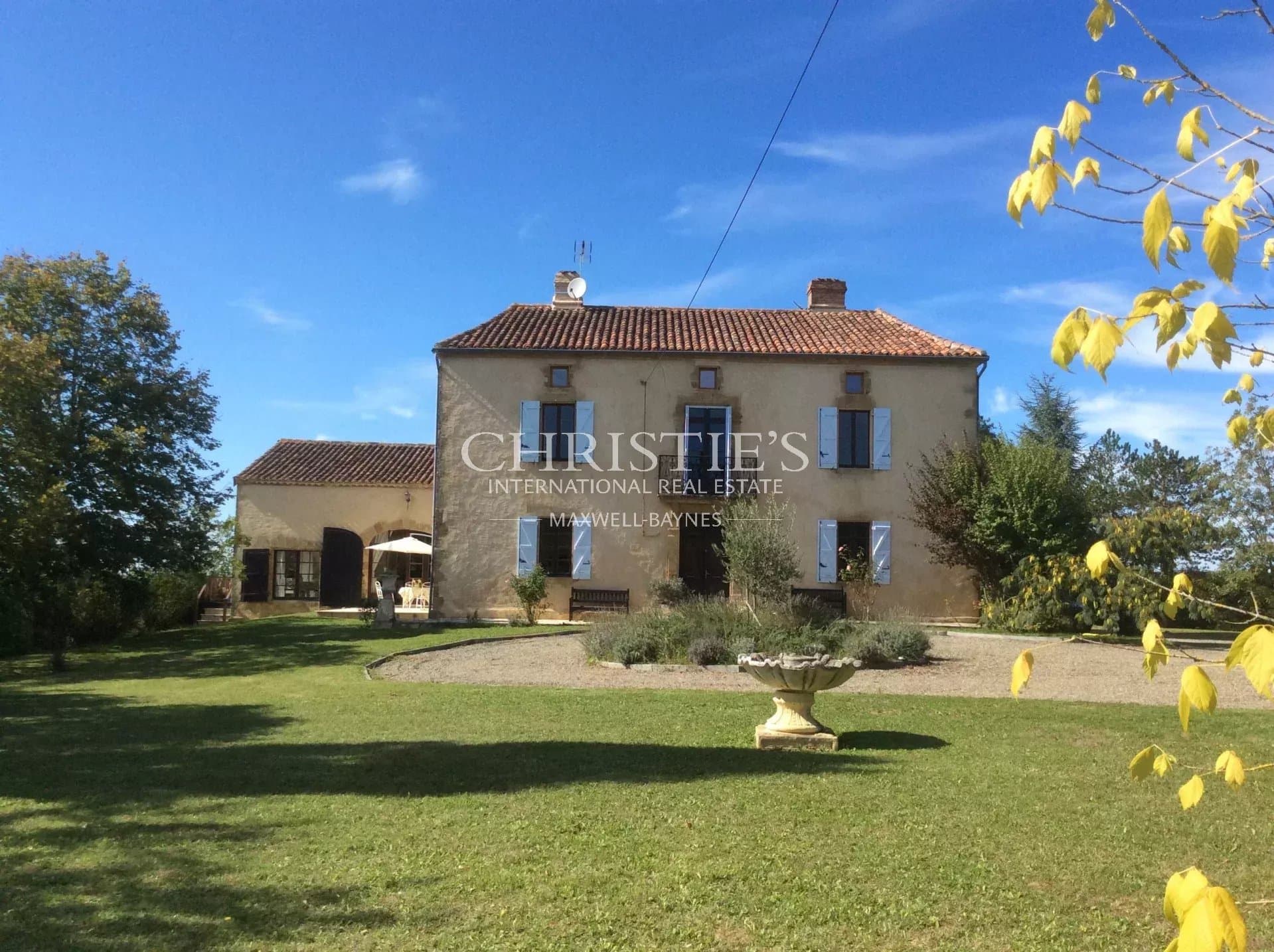 SOUS OFFRE Vente Manoir gascon avec vue imprenable sur les Pyrénées, le Gers