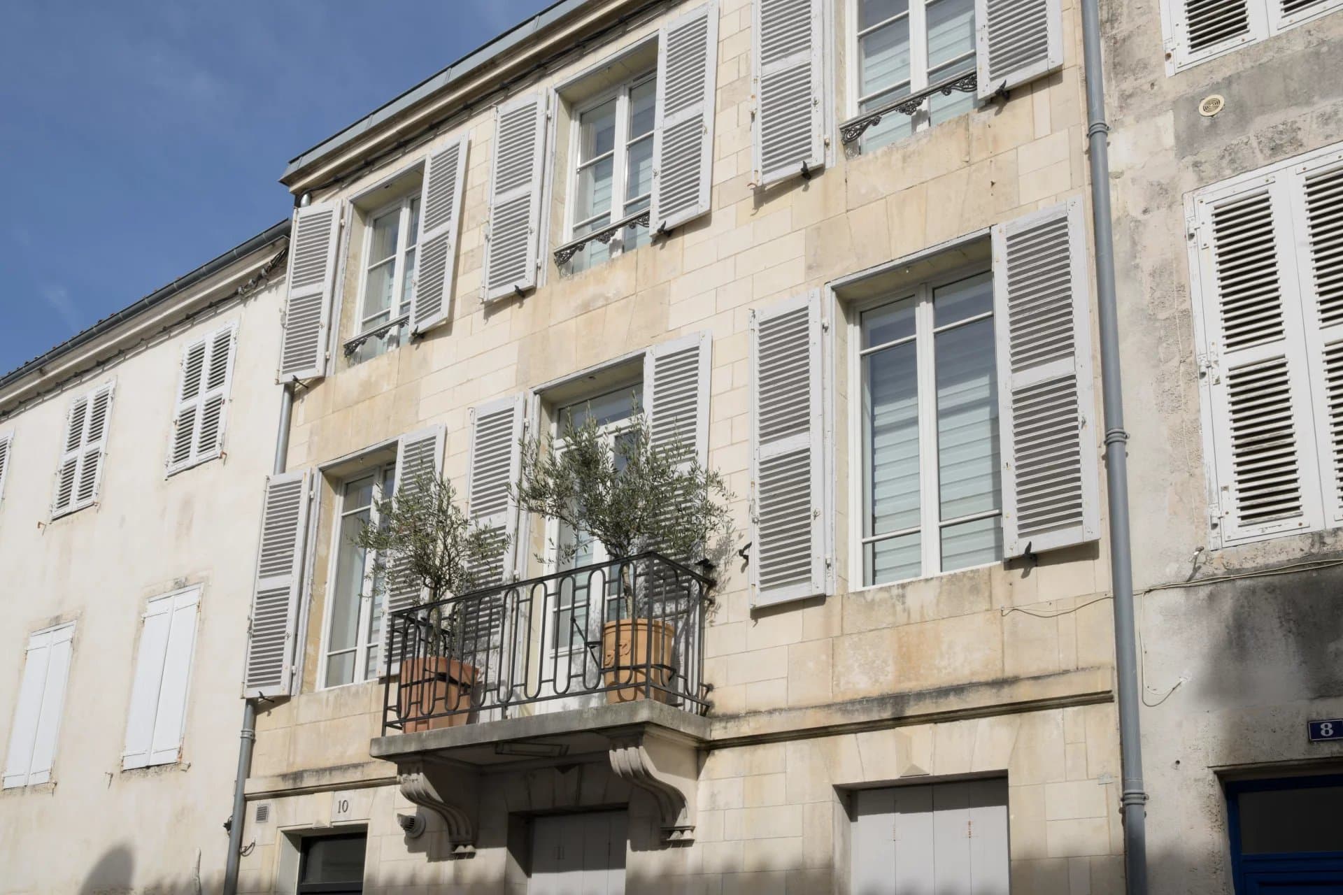 Charming townhouse, La Rochelle, 5 bedrooms, garden & parking.