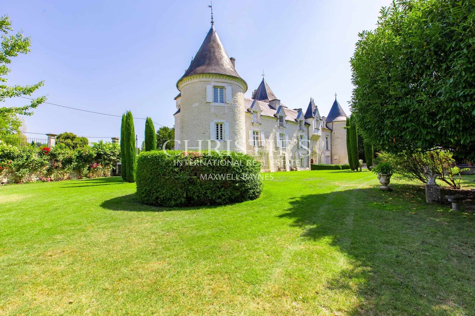 UNE RARE DEMEURE ARISTOCRATIQUE FRANÇAISE AU PATRIMOINE REMARQUABLEMENT PRÉSERVÉ